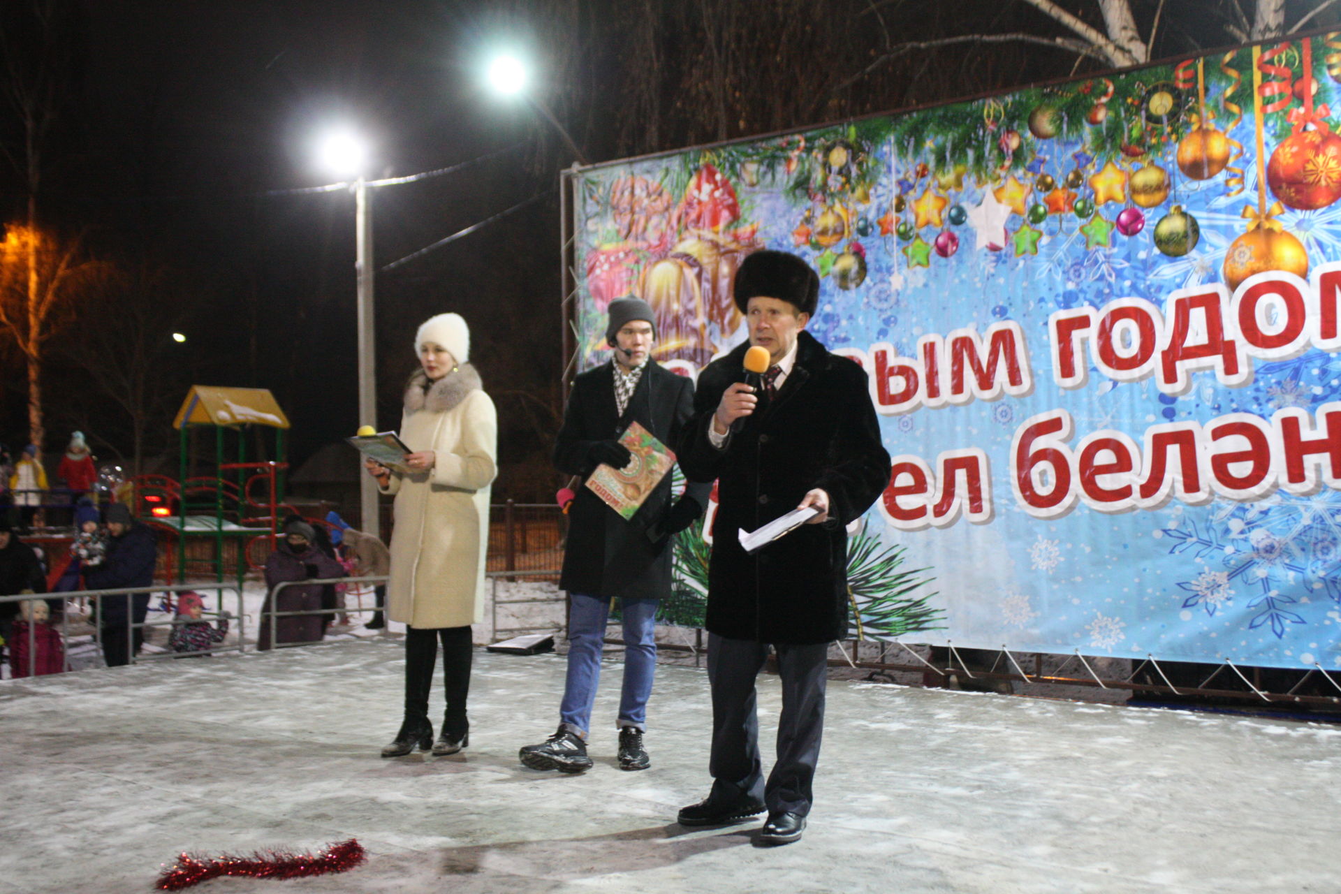 В Чистополе, в микрорайоне мельничной площади открылась новогодняя елка