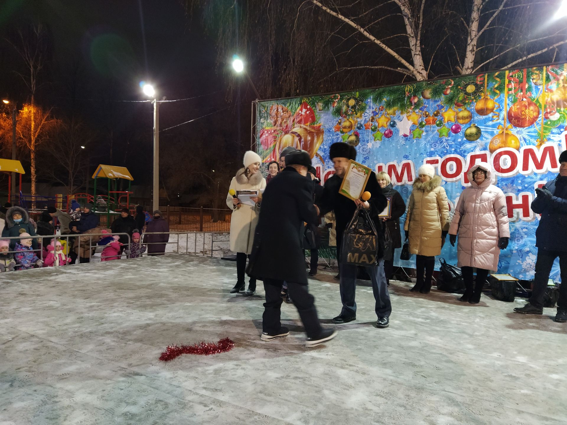 В Чистополе, в микрорайоне мельничной площади открылась новогодняя елка