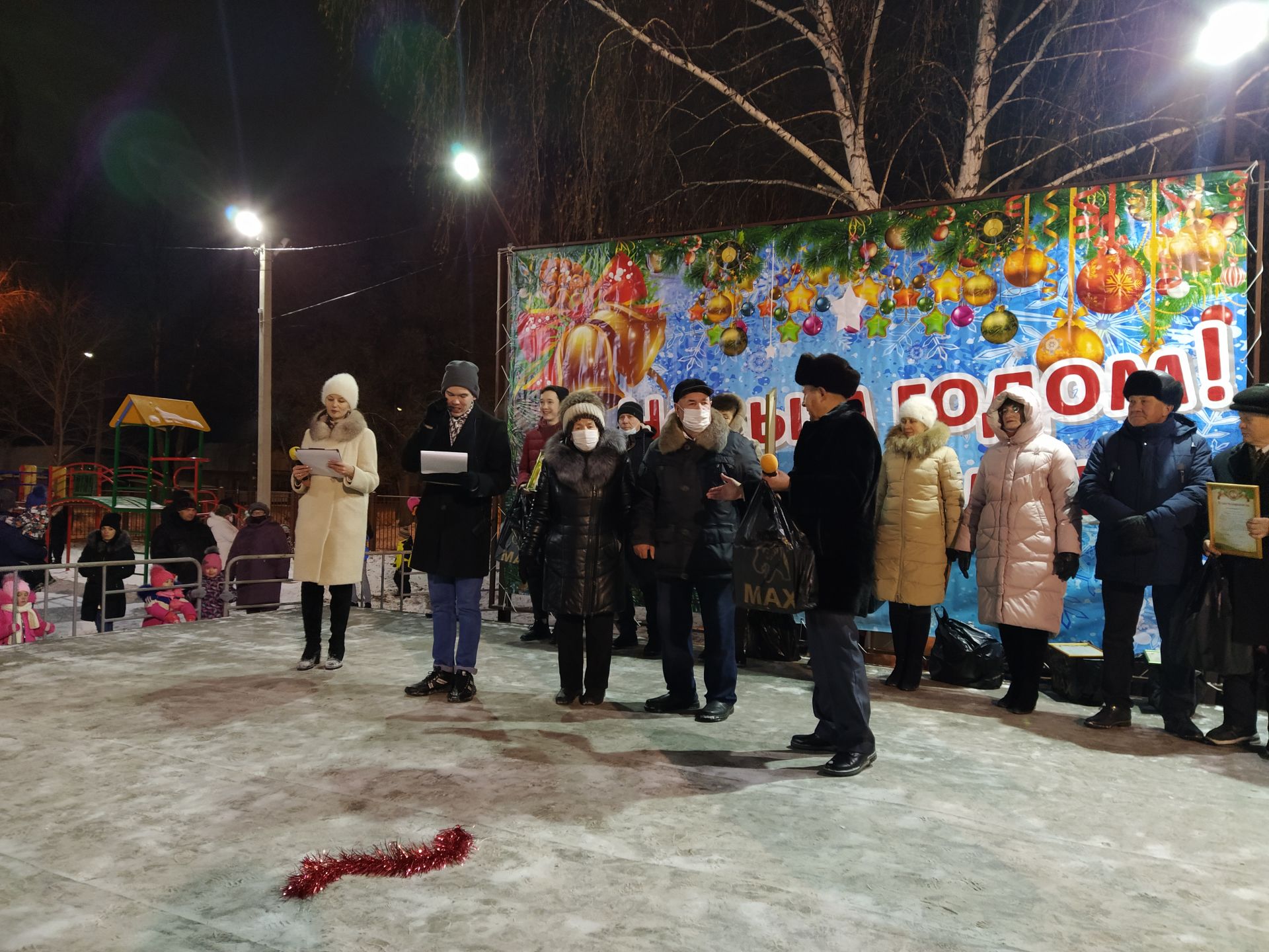 В Чистополе, в микрорайоне мельничной площади открылась новогодняя елка