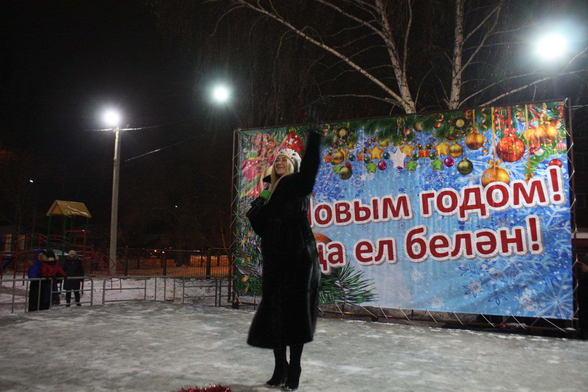 В Чистополе, в микрорайоне мельничной площади открылась новогодняя елка