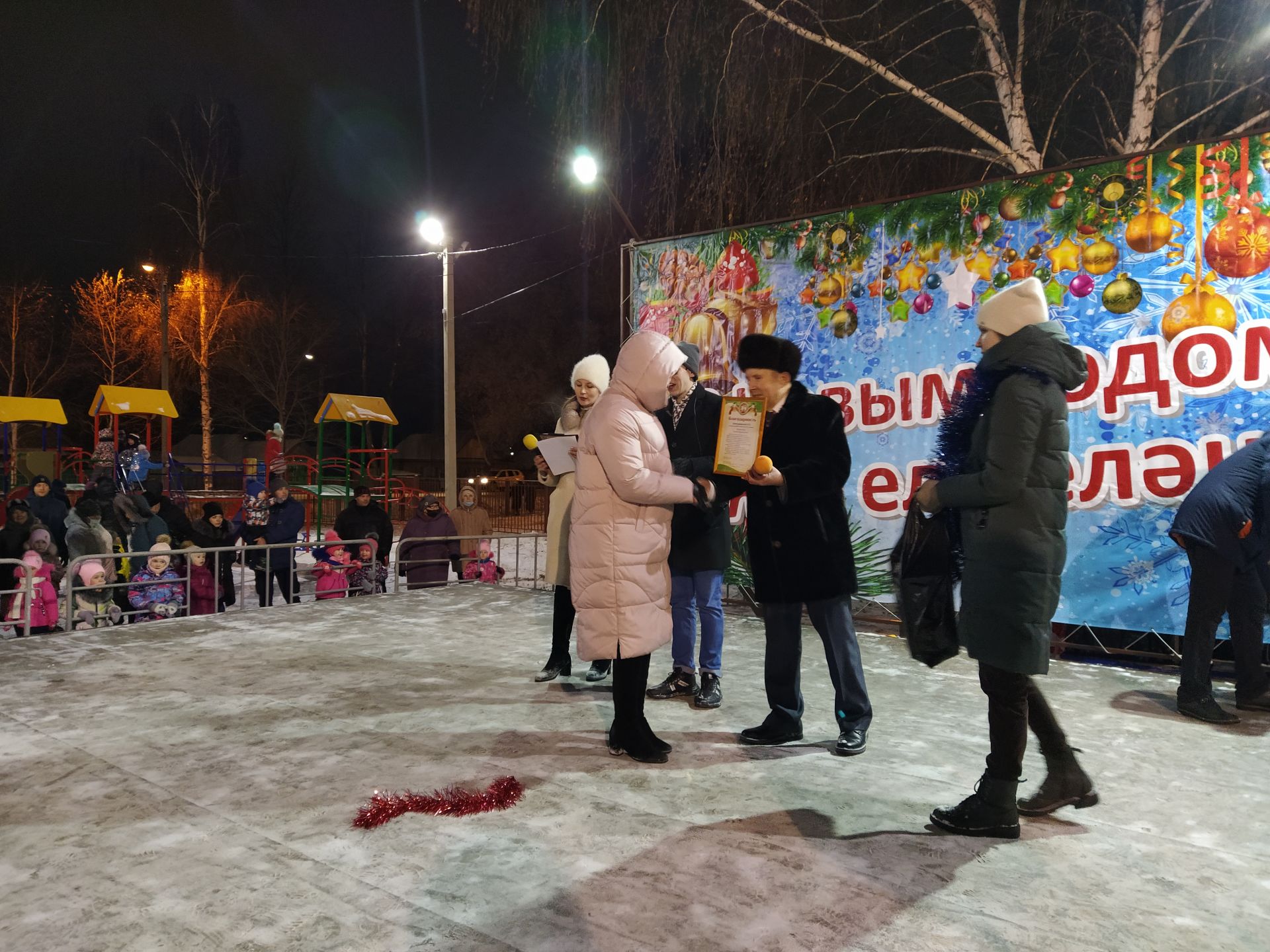 В Чистополе, в микрорайоне мельничной площади открылась новогодняя елка