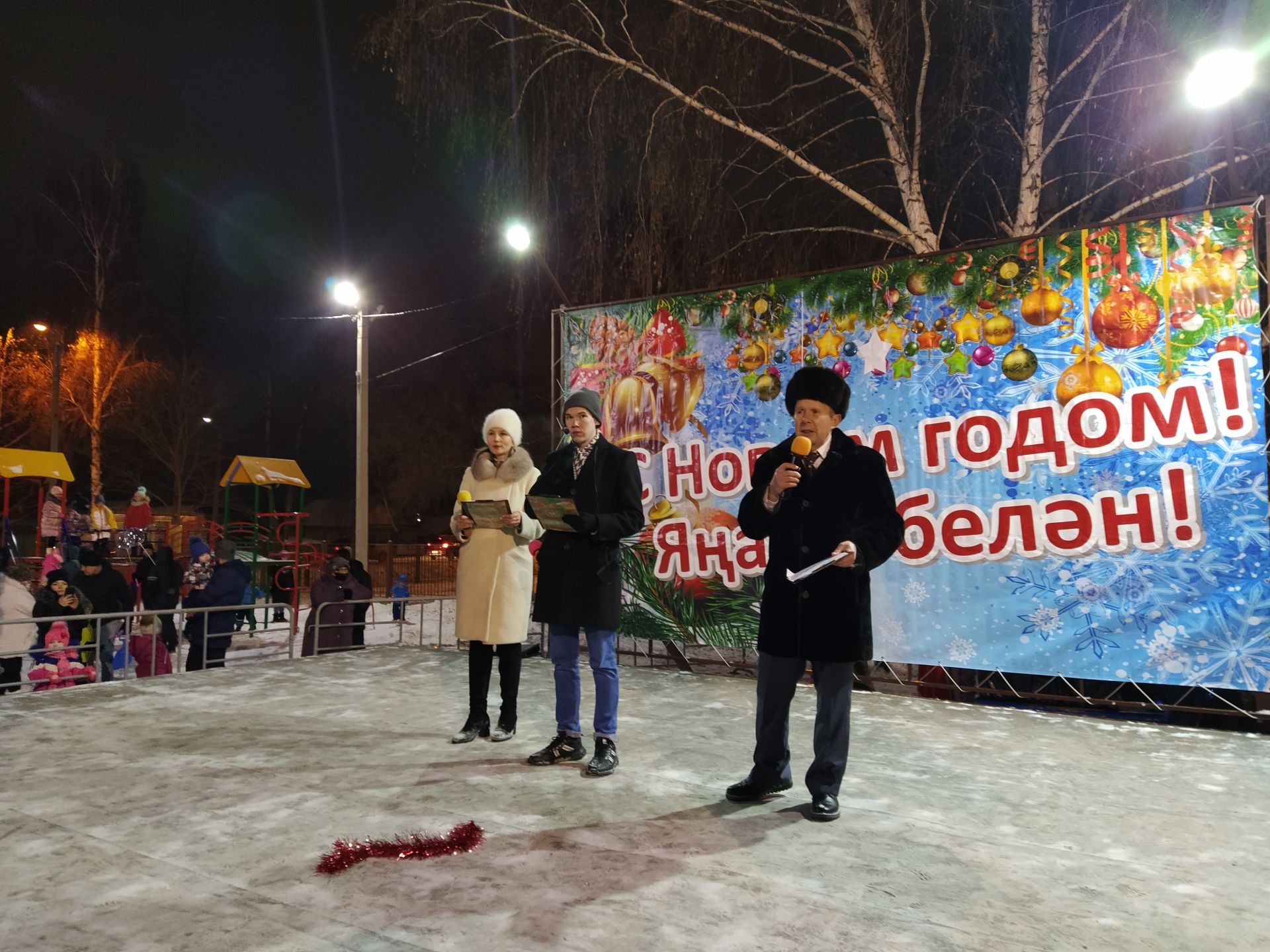 В Чистополе, в микрорайоне мельничной площади открылась новогодняя елка