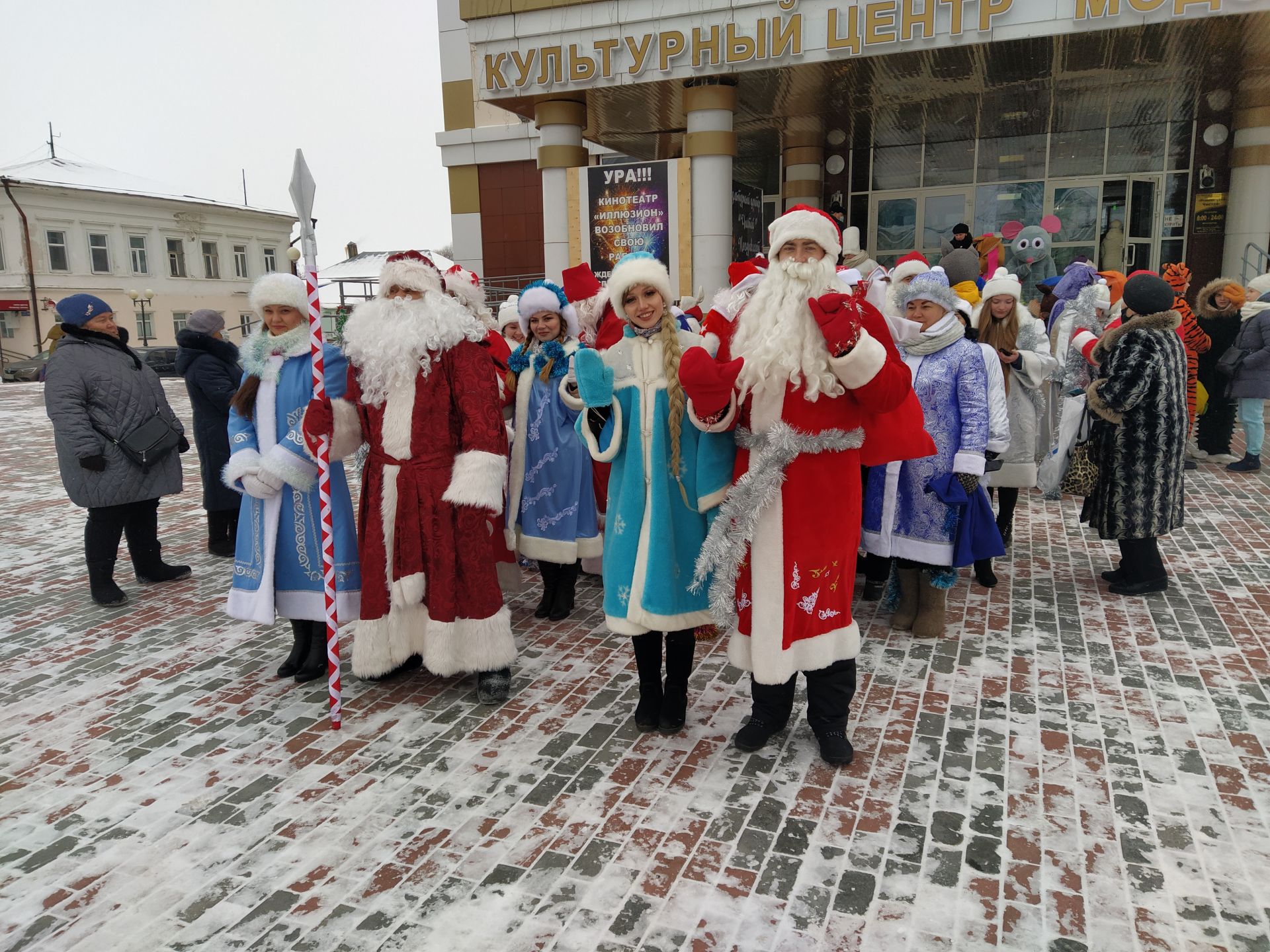 В Чистополе Деды Морозы и Снегурочки прошли парадом