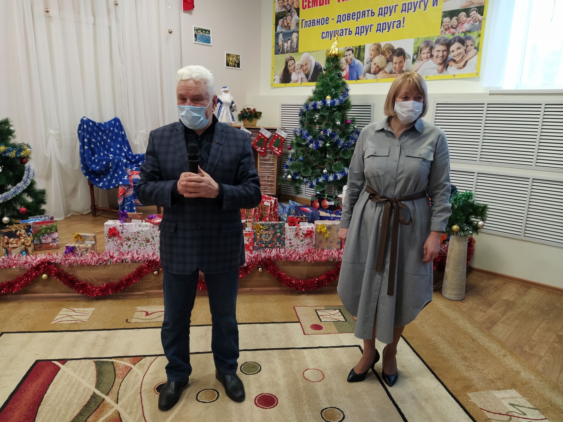 Воспитанникам Чистопольского детского дома вручили новогодние подарки от Виктора Смыкова