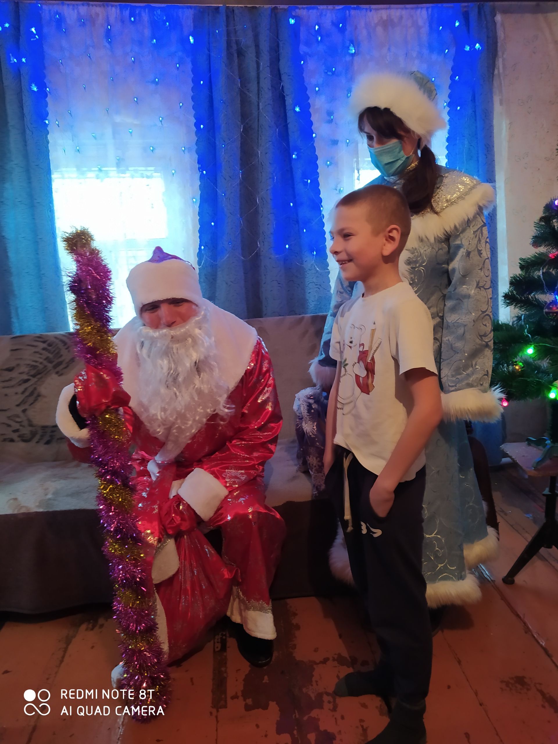 Полицейский Дед Мороз раздает подарки юным чистопольцам