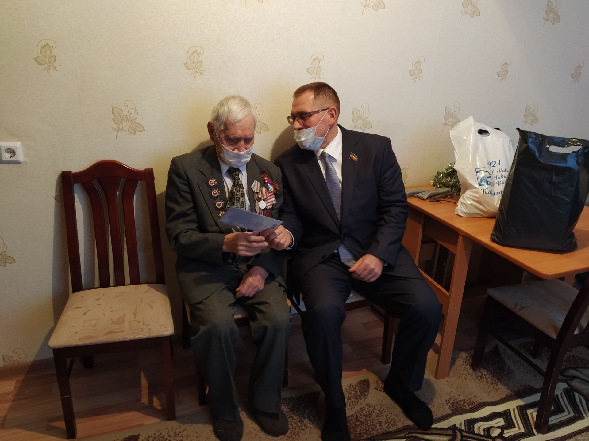 Депутат Госсовета РТ Александр Тыгин поздравил чистопольских ветеранов с наступающим Новым годом