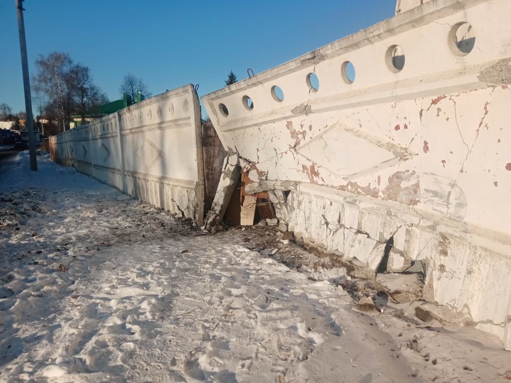 В Чистополе водитель на иномарке въехал в бетонный забор