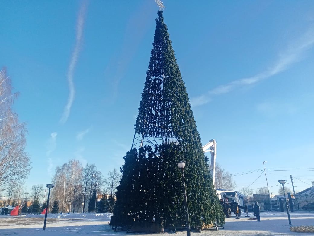 В Чистополе завершается монтаж главной новогодней елки (ФОТО)