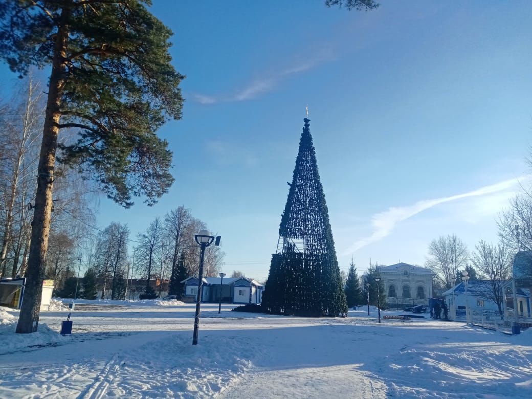 В Чистополе завершается монтаж главной новогодней елки (ФОТО)