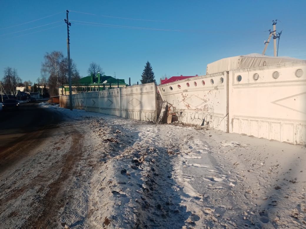 В Чистополе водитель на иномарке въехал в бетонный забор