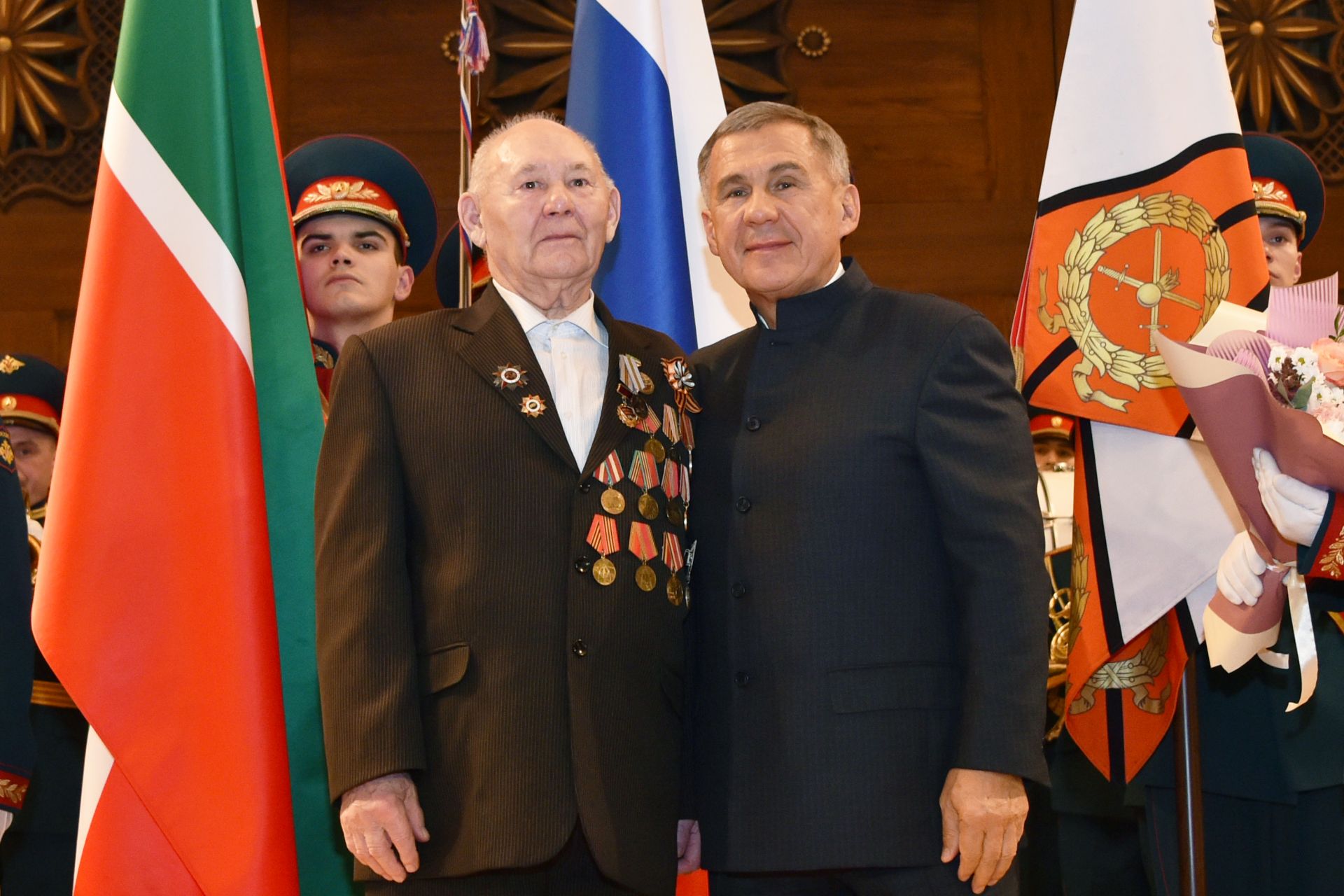 Рустам Минниханов вручил ветерану из Чистополя юбилейную медаль к 75-летию Победы