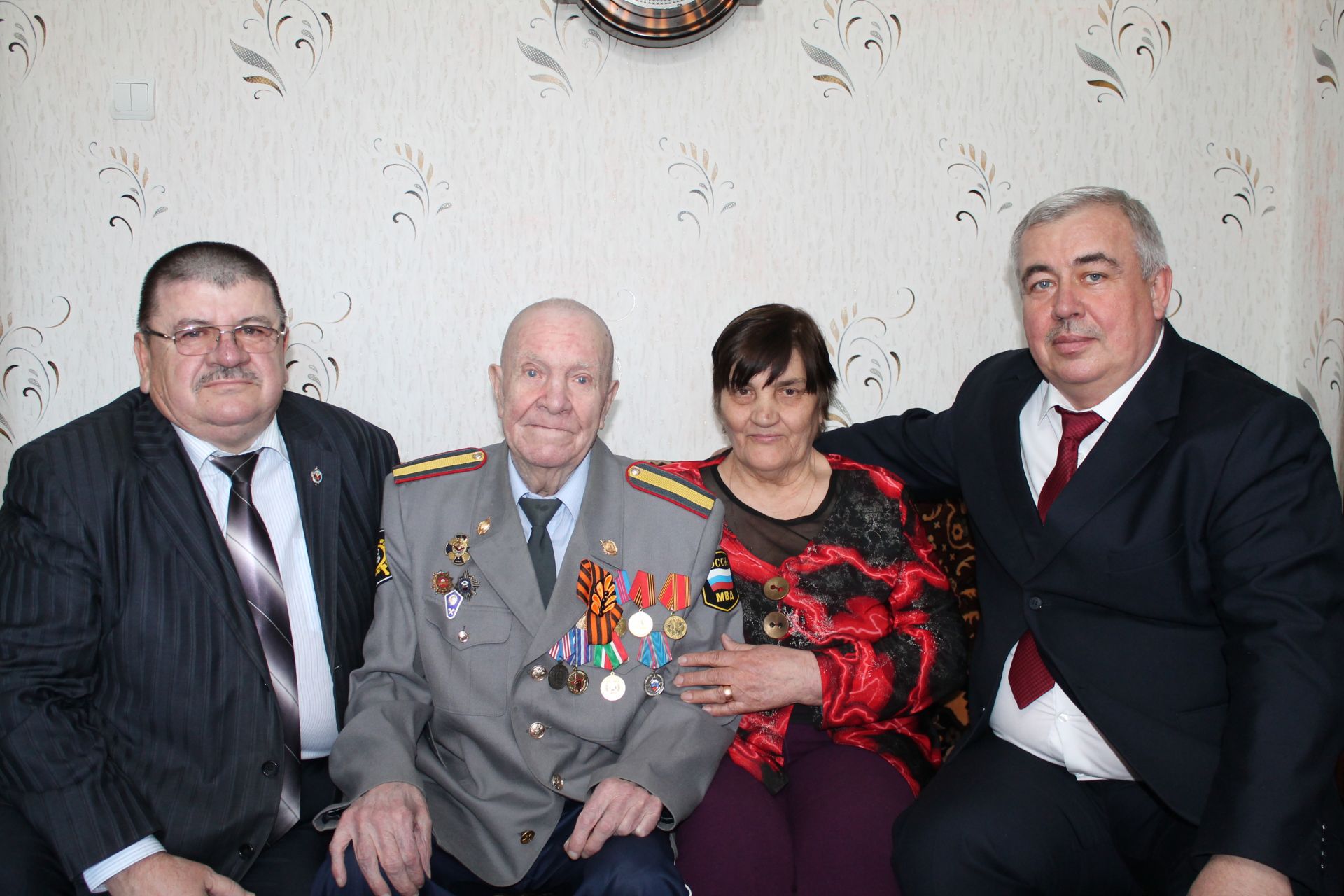 Чистопольский ветеран ГАИ принимал поздравления на дому