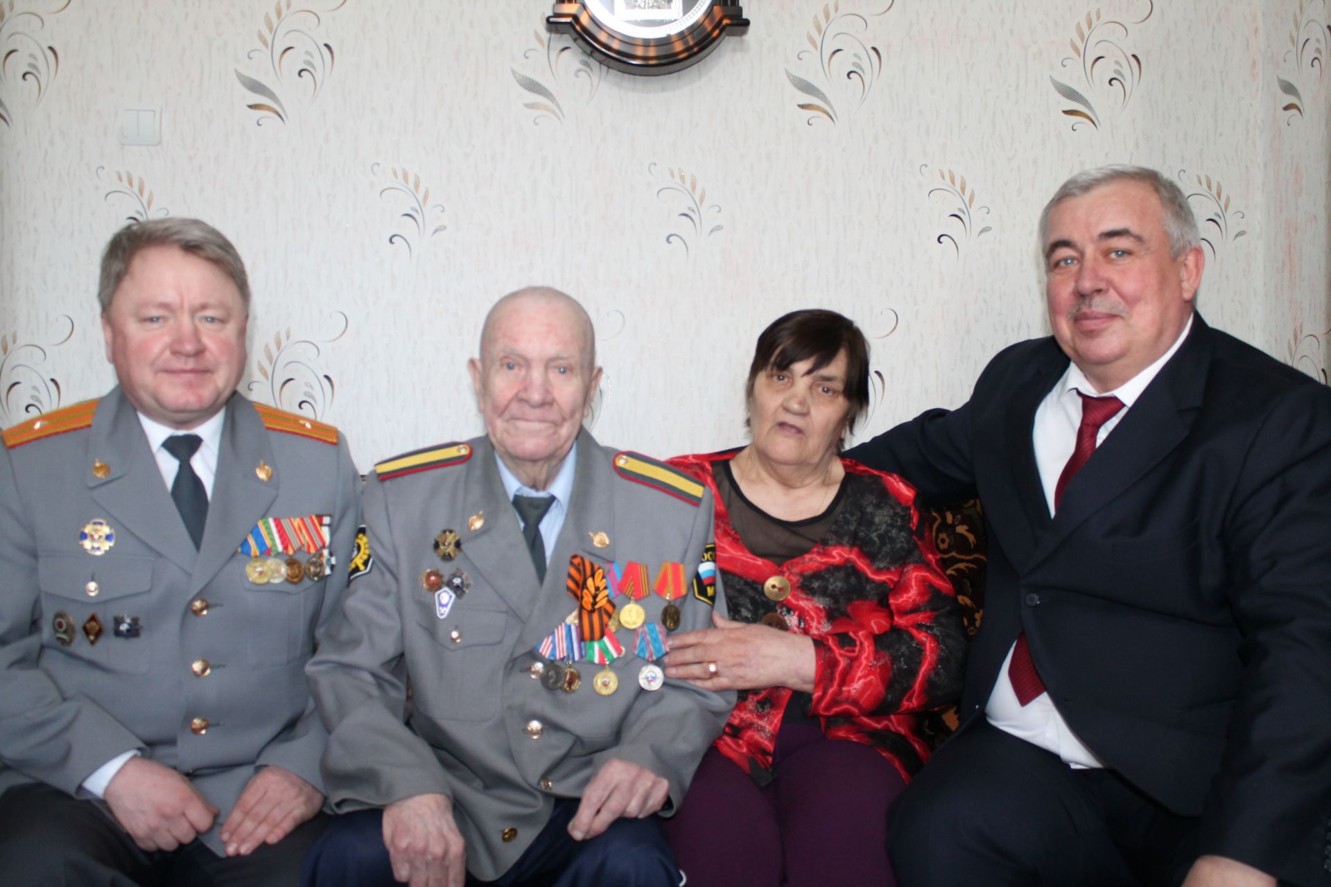 Чистопольский ветеран ГАИ принимал поздравления на дому