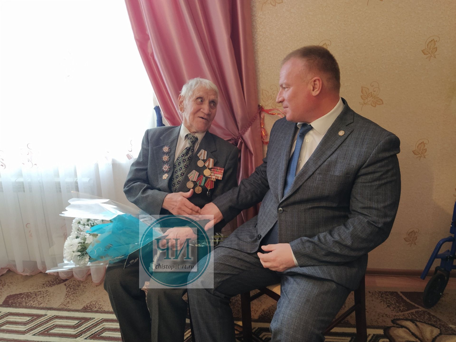 Чистопольскому ветерану в день рождения вручили юбилейную медаль