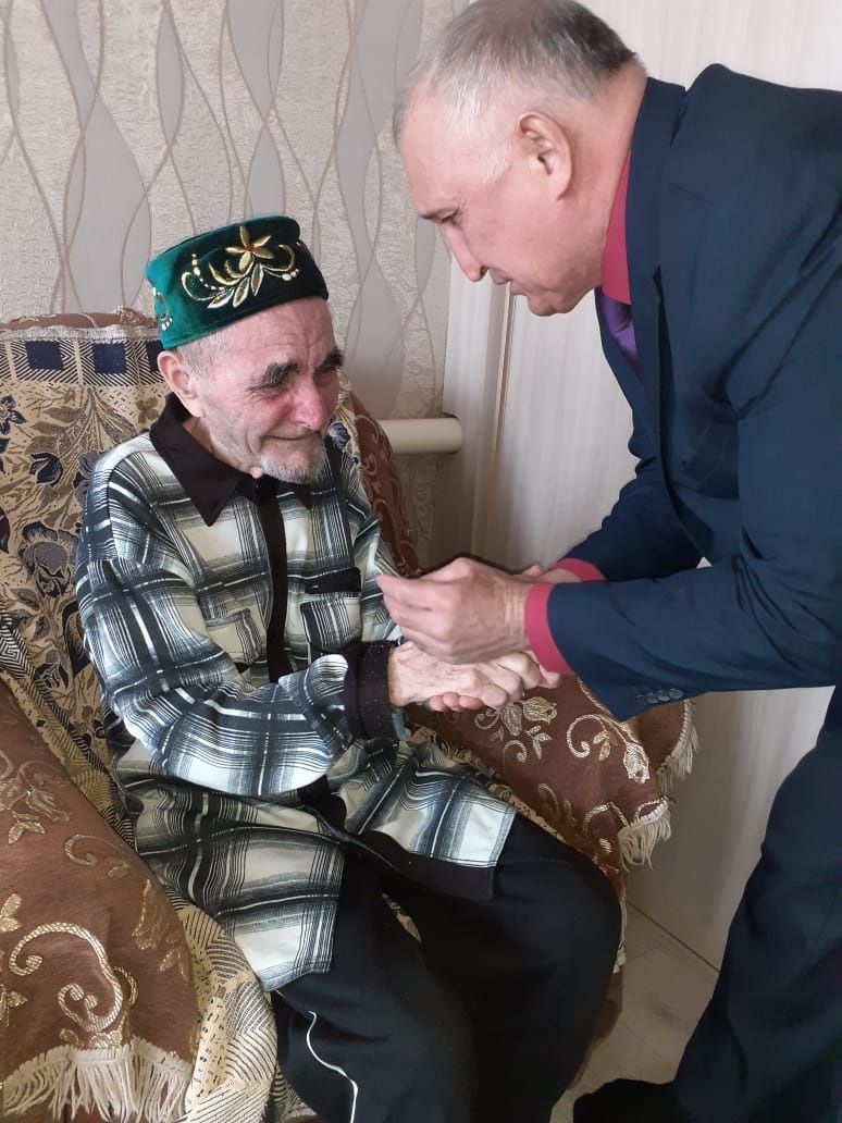 Чистопольским ветеранам продолжают вручать юбилейные медали