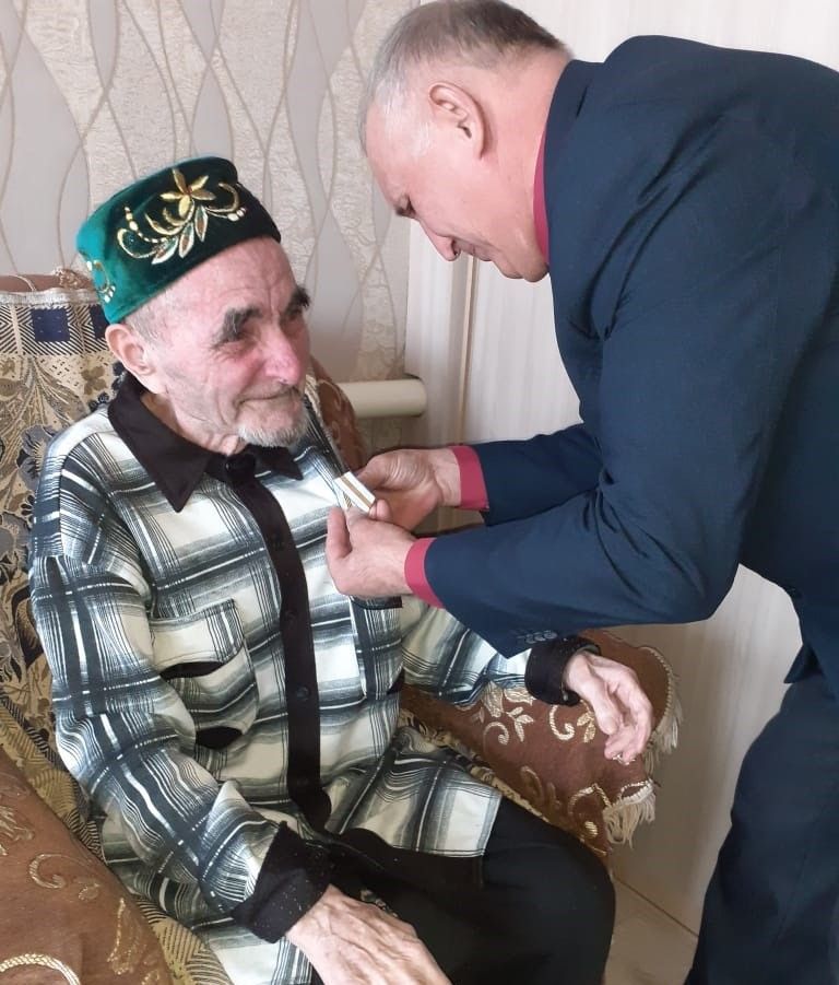 Чистопольским ветеранам продолжают вручать юбилейные медали
