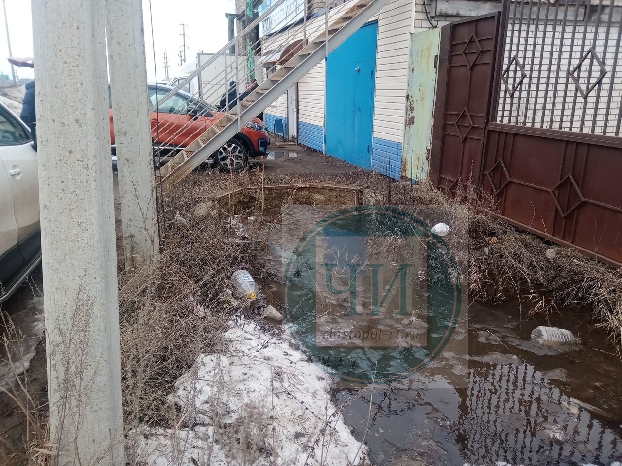 Улица Хамзина утопает в воде: стала известна причина