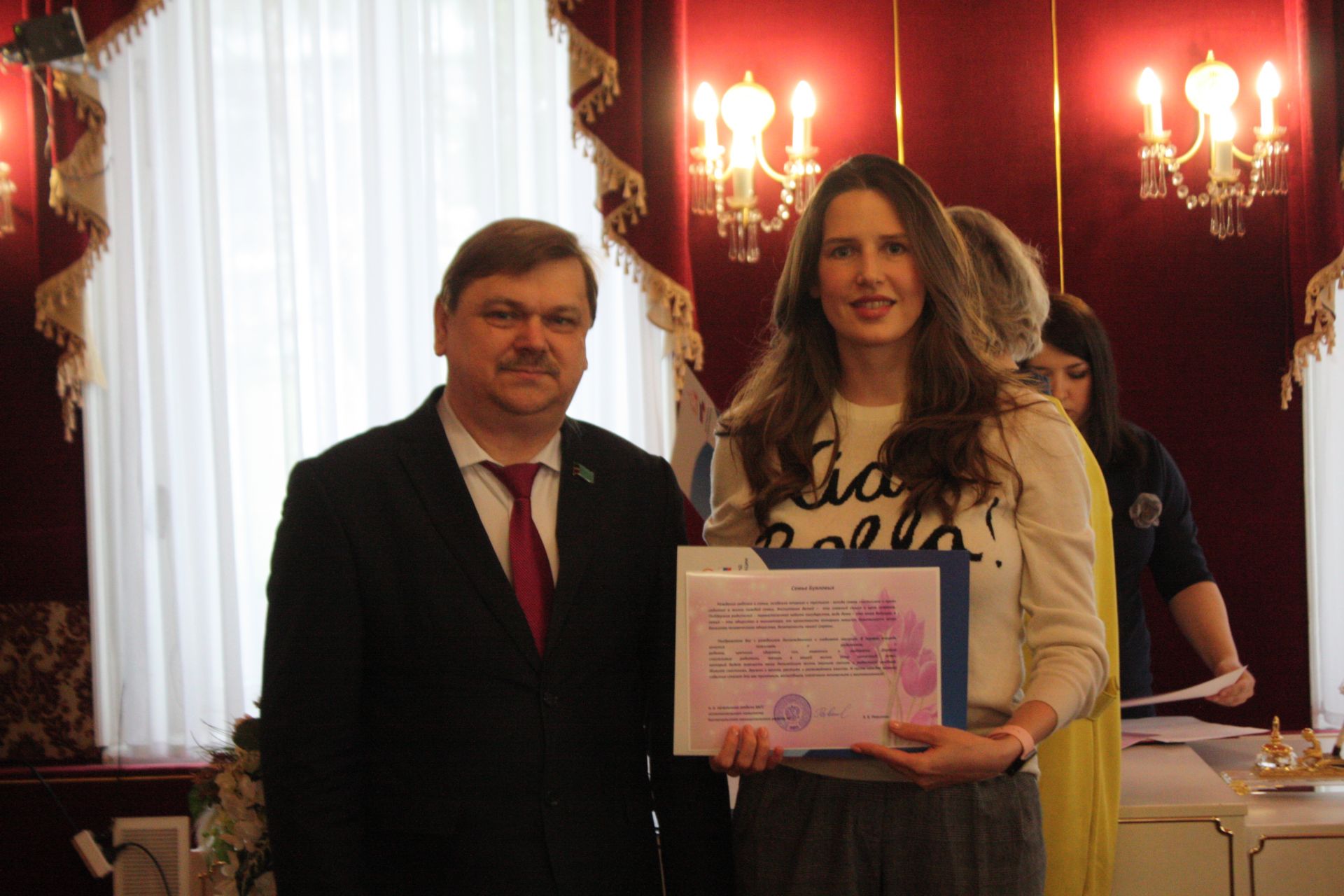 В Чистопольском ЗАГСе в торжественной обстановке вручали сертификаты на материнский капитал