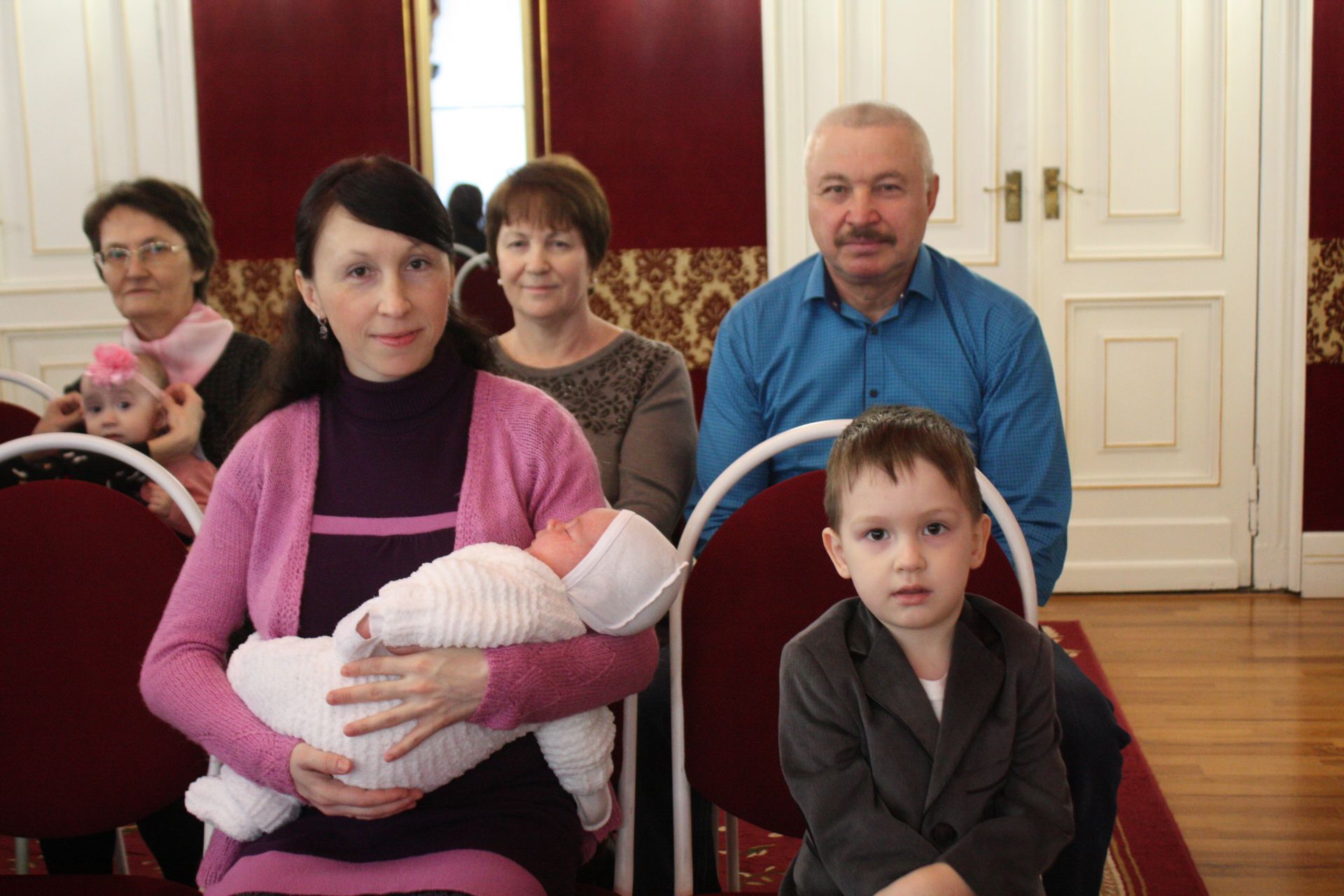 В Чистопольском ЗАГСе в торжественной обстановке вручали сертификаты на материнский капитал