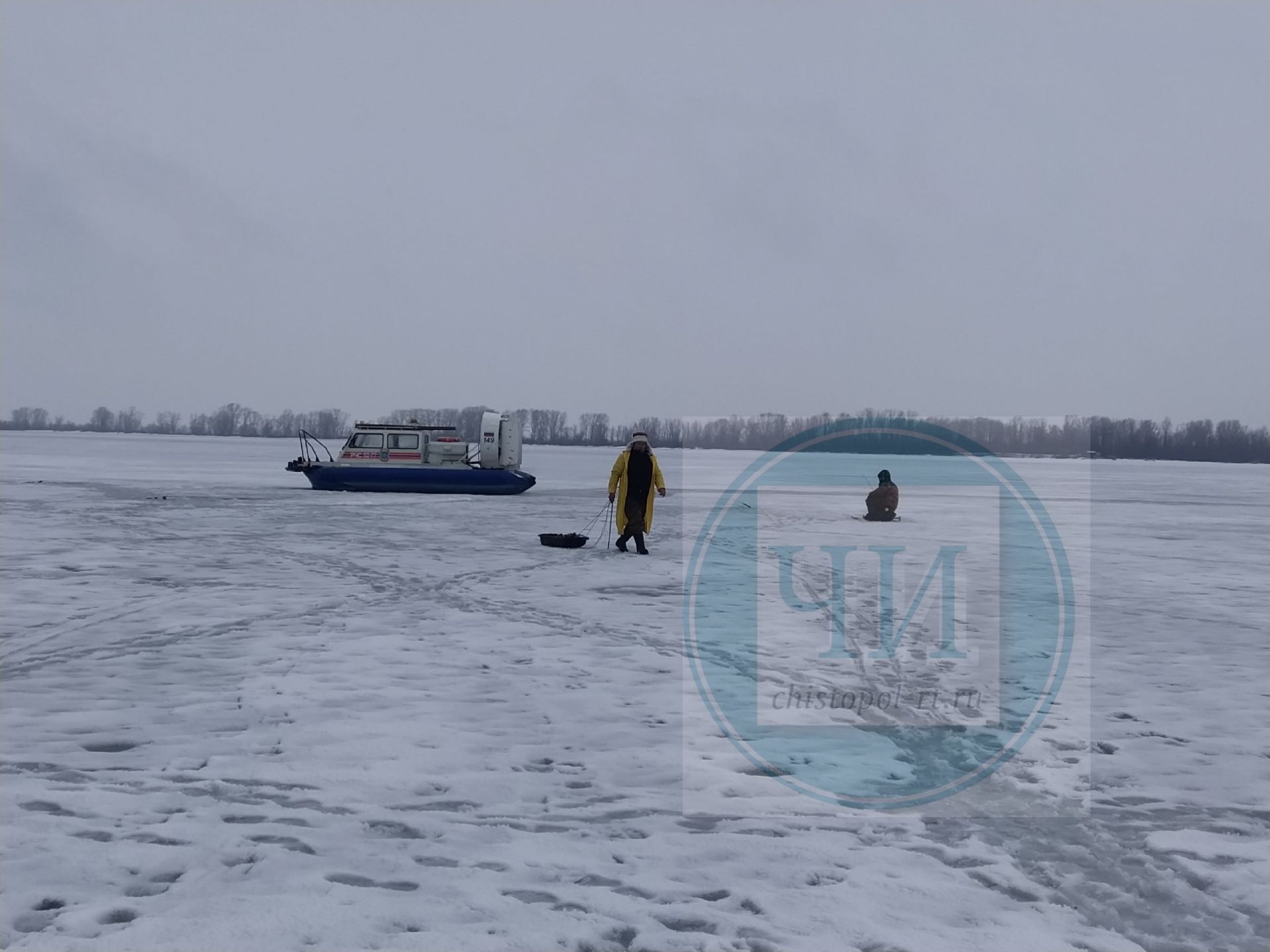 Сотрудники МЧС предупреждают: пора закрывать сезон зимней рыбалки