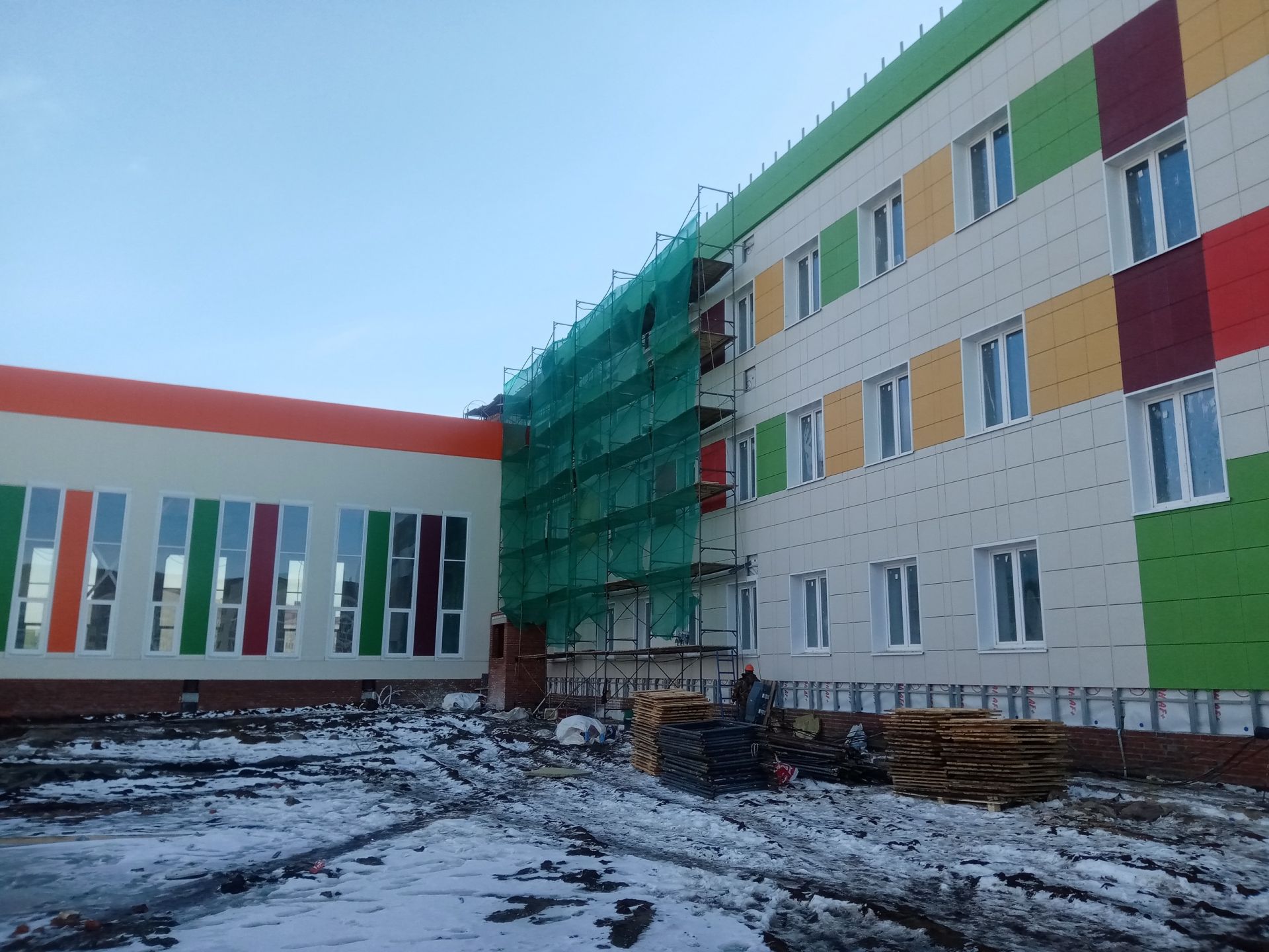 Координационный совет по охране труда ознакомился с организацией строительных работ в новой школе