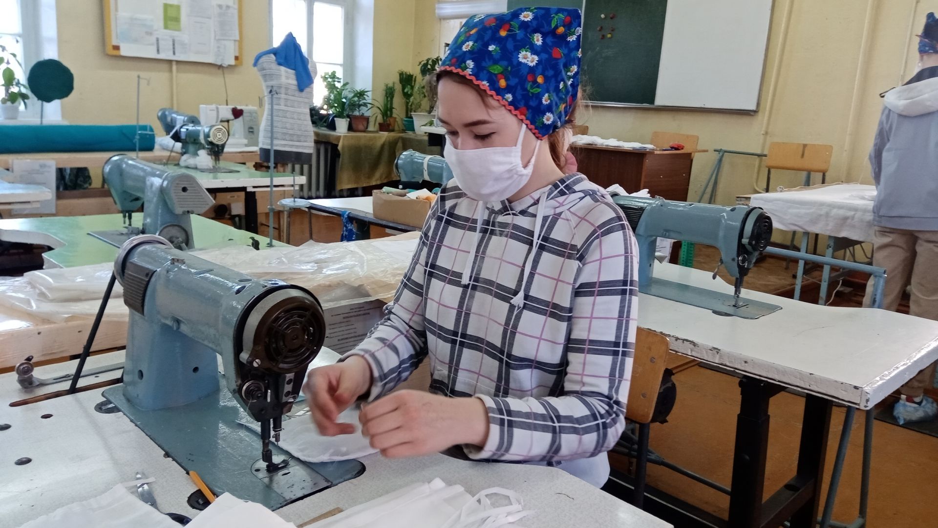 Студенты Чистопольского многопрофильного приступили к пошиву защитных масок