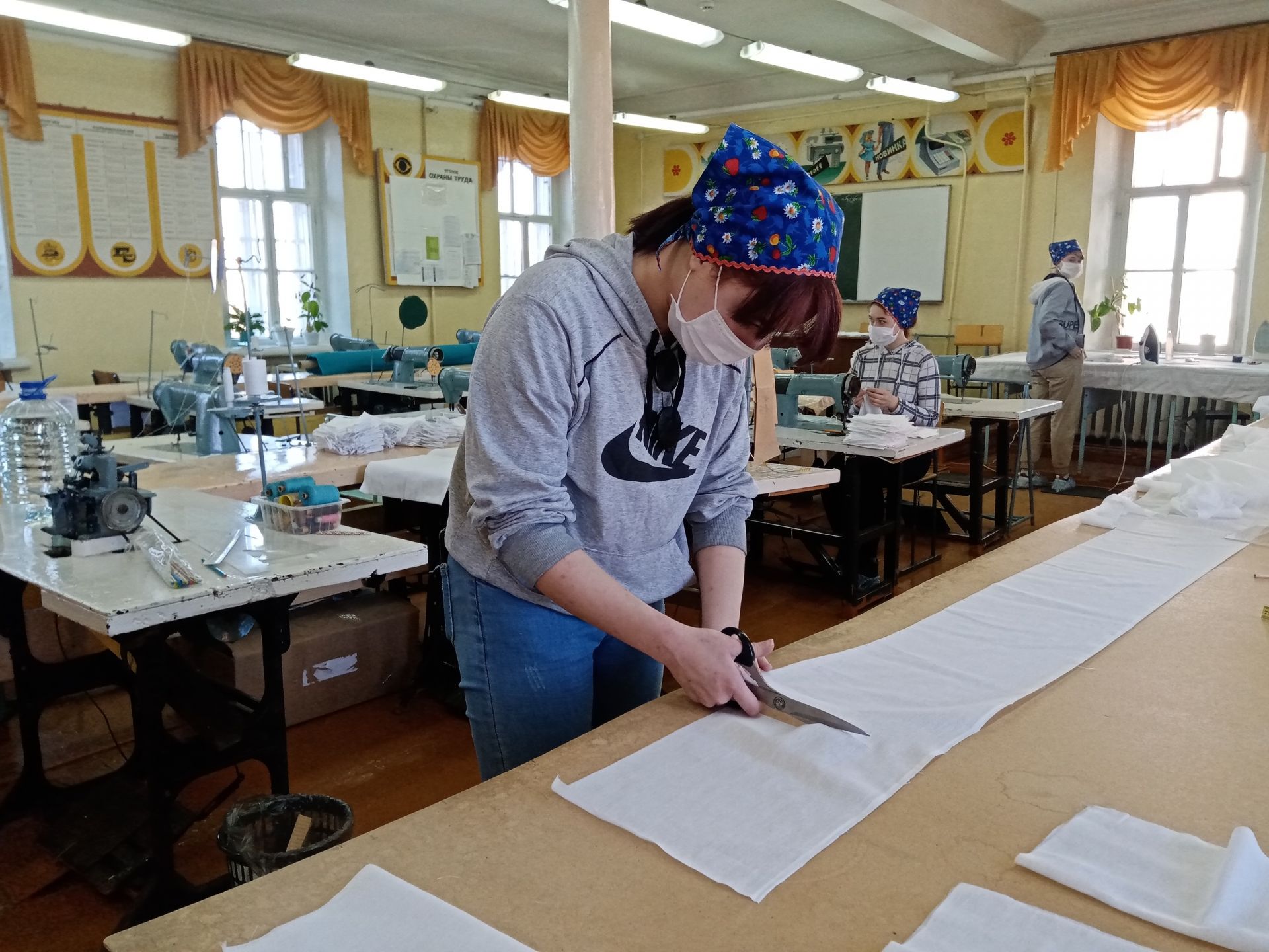 Студенты Чистопольского многопрофильного приступили к пошиву защитных масок