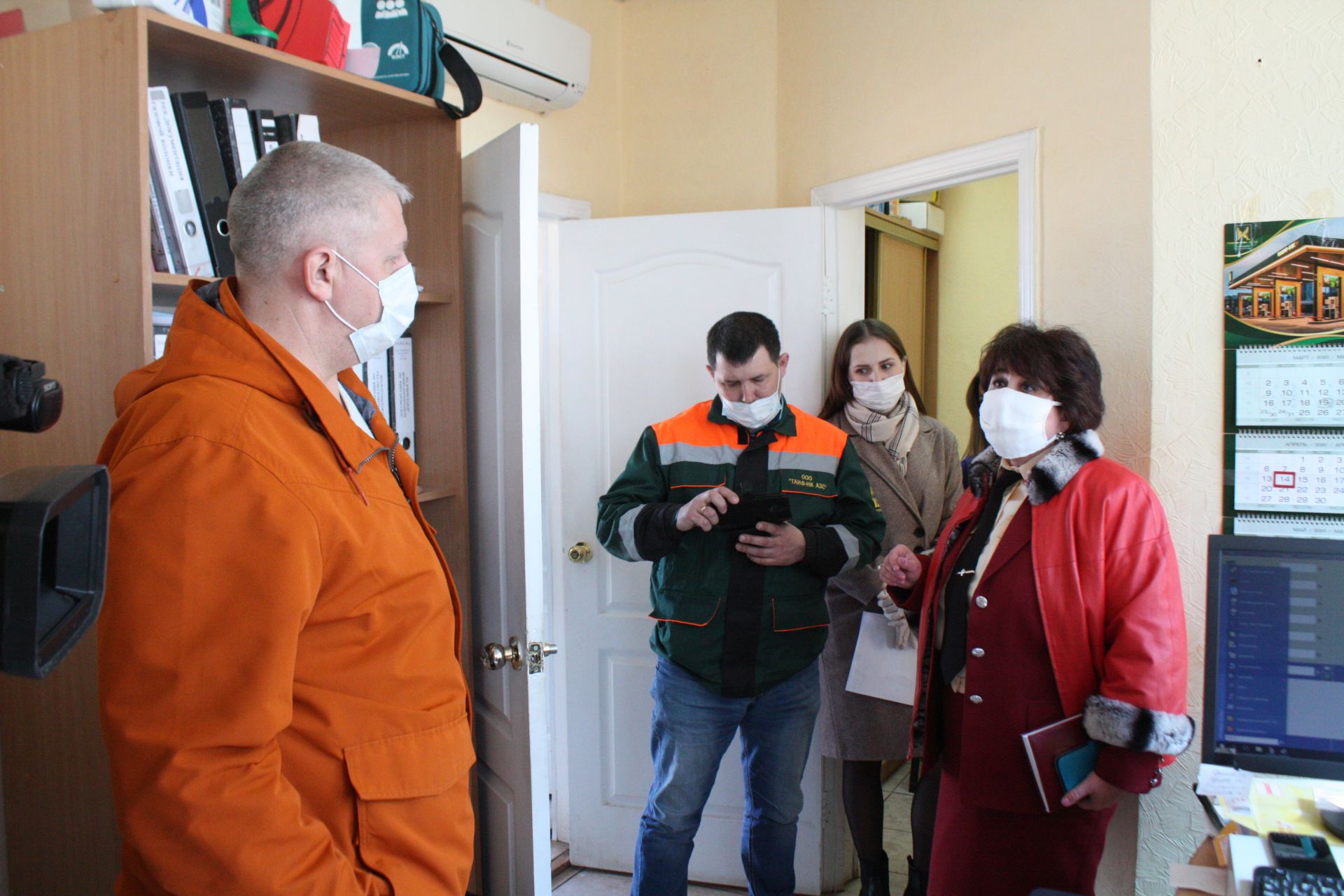 Роспотребнадзор проверил, как соблюдается противоэпидемический режим на автозаправочных станциях в Чистополе