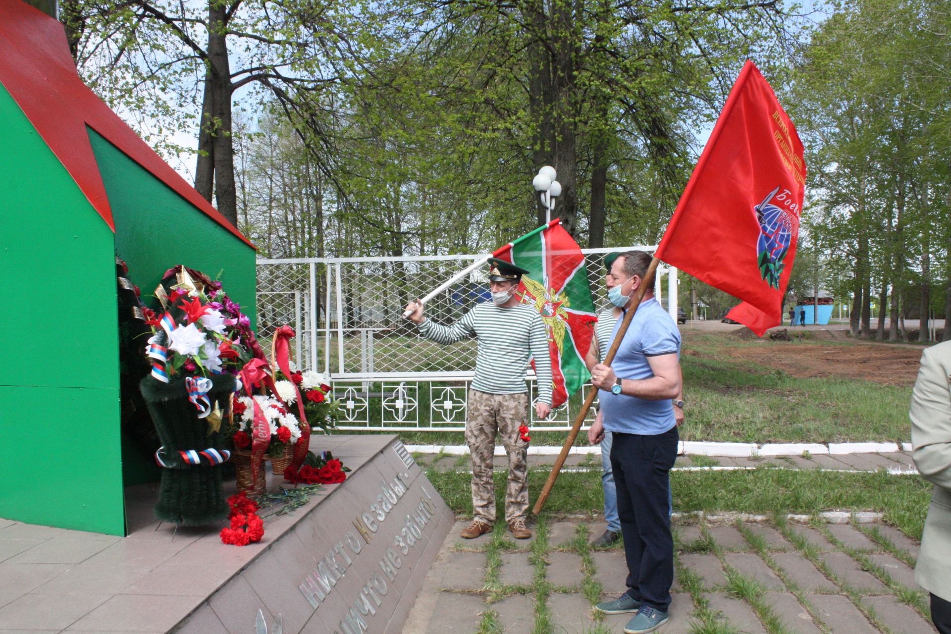Чистопольцы в память о погибших земляках возложили цветы к обелиску