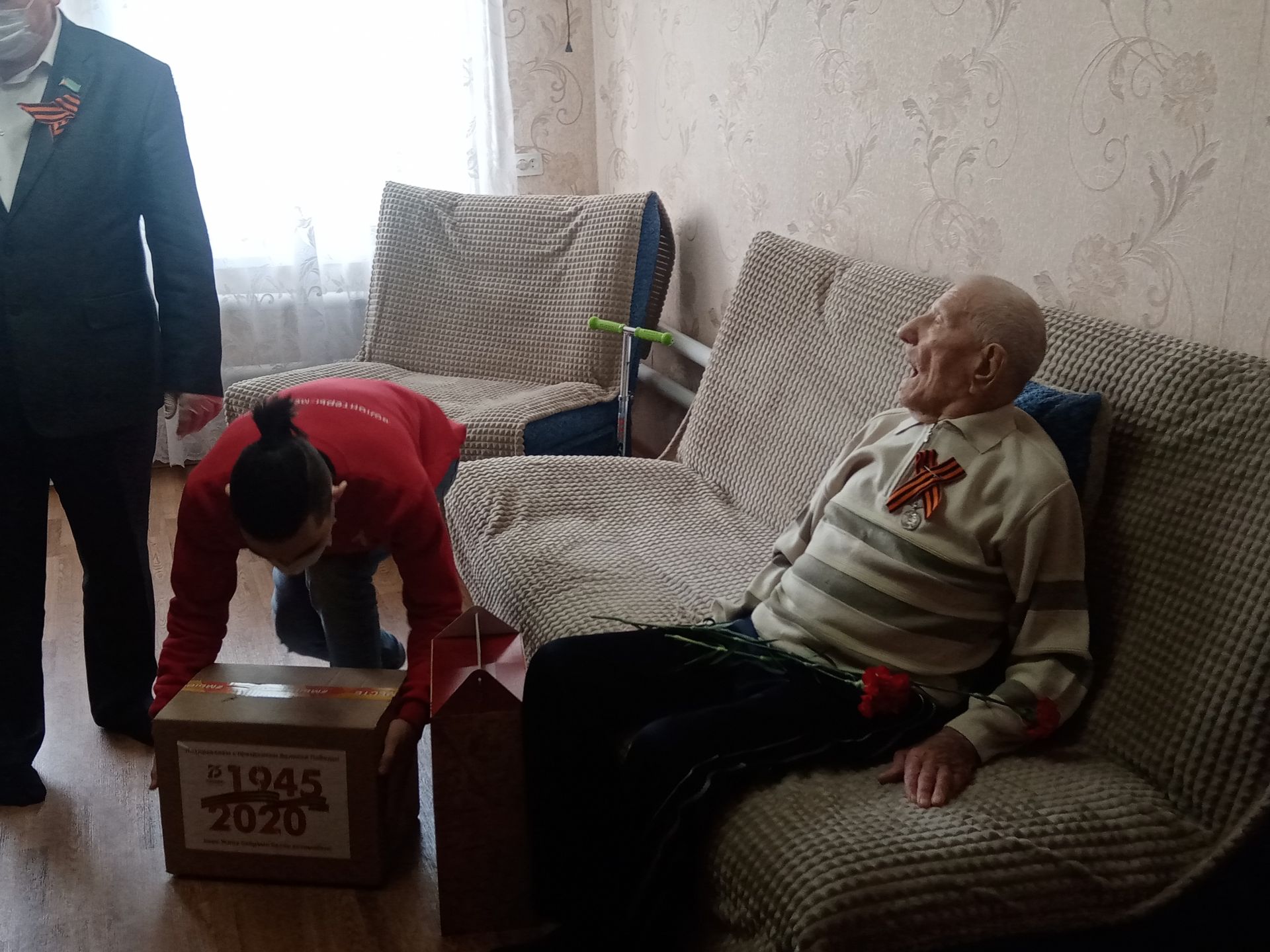 Столетний ветеран Великой Отечественной войны Федор Матвеев принимал поздравления на дому