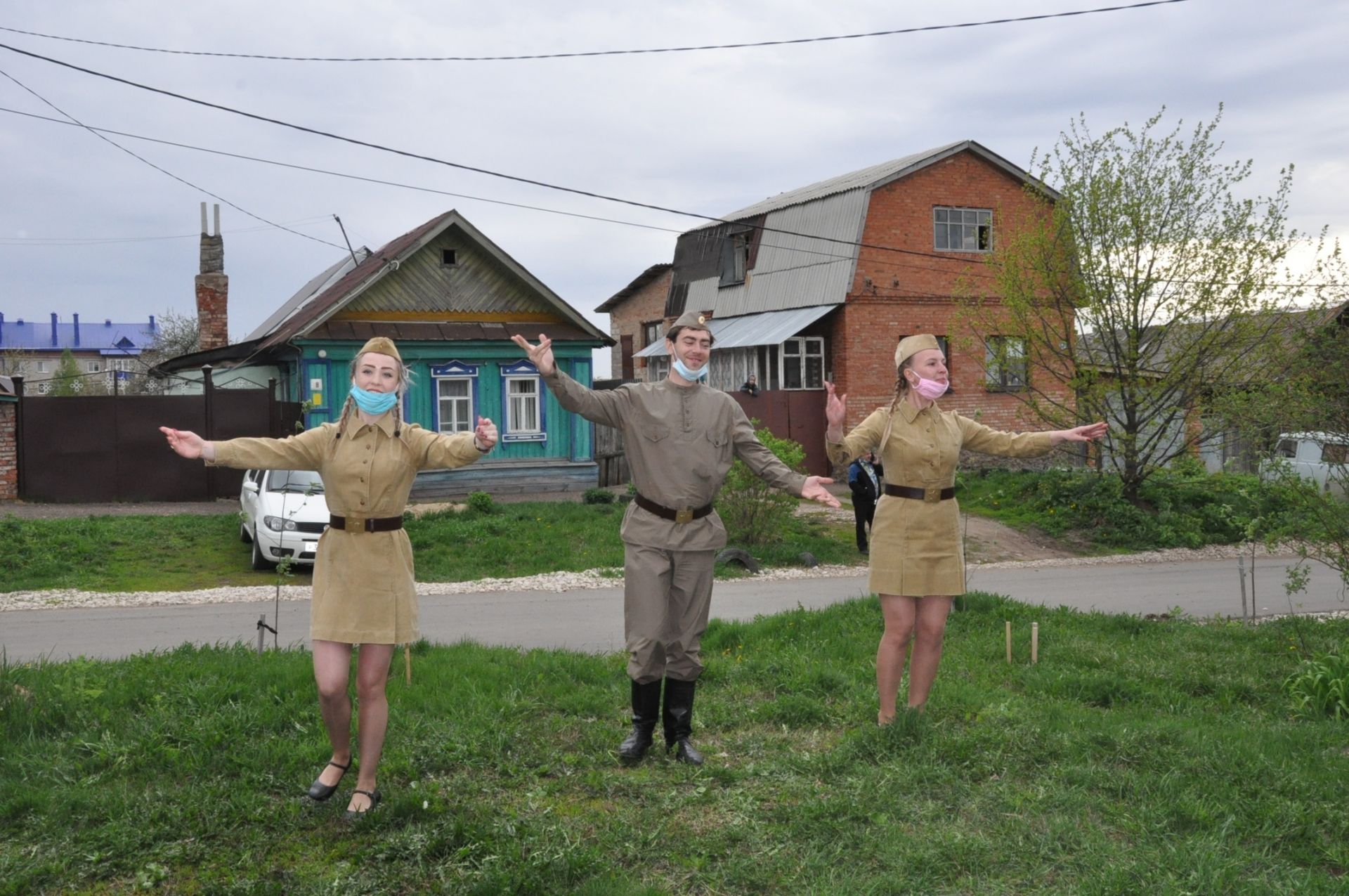 Чистопольские артисты поздравили ветеранов с Днем Победы
