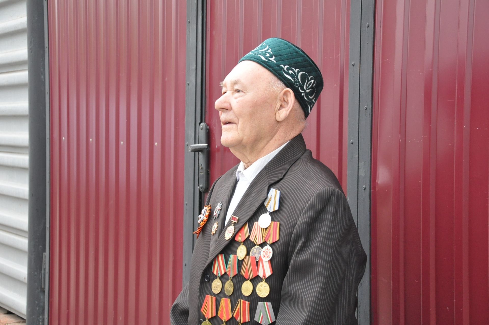 Чистопольские артисты поздравили ветеранов с Днем Победы