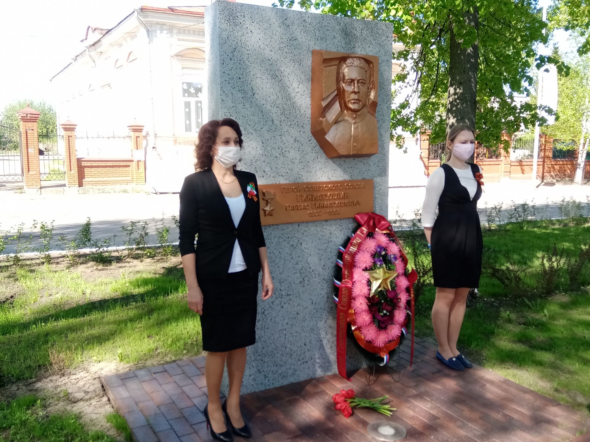 В день 75-летия Победы чистопольцы возложили цветы и венки к Вечному огню