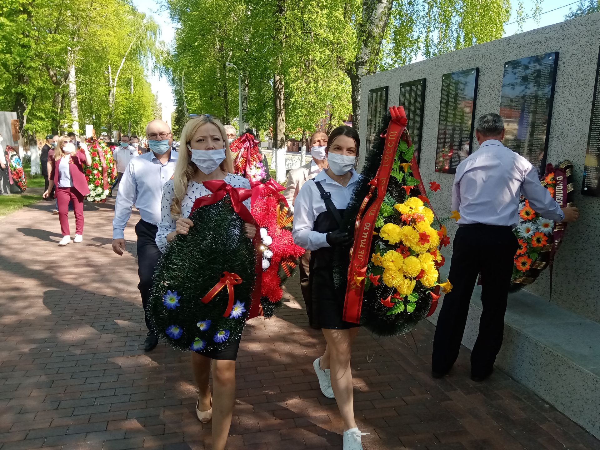 В день 75-летия Победы чистопольцы возложили цветы и венки к Вечному огню