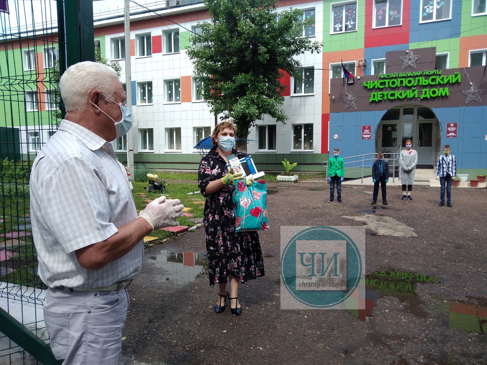 Воспитанникам Чистопольского детского дома вручили подарки от Виктора Смыкова