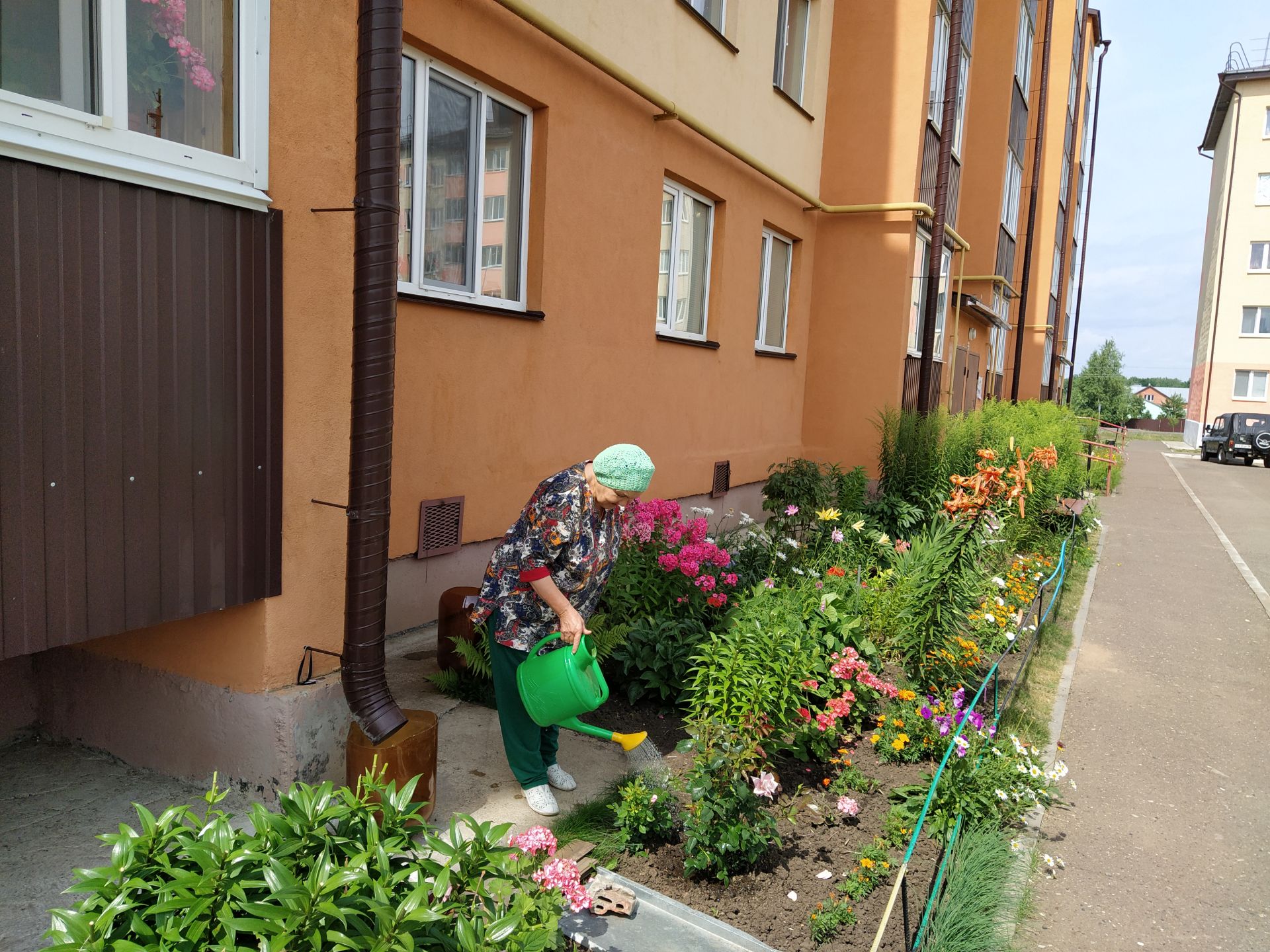 Разноцветные ковры из цветов, самодельные оригинальные фигуры – чистопольцы  украшают любимый город