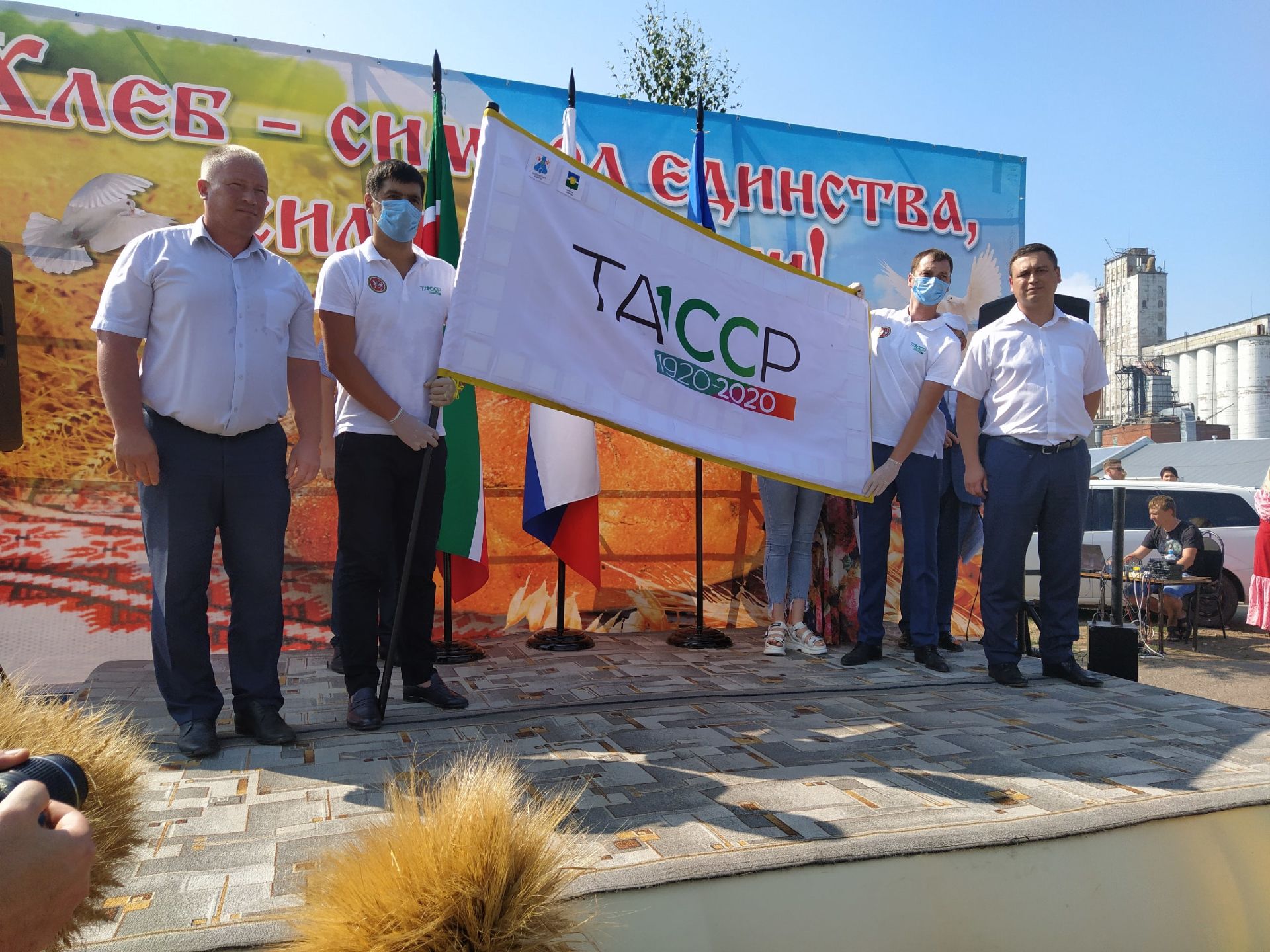 На элеваторе Чистополя чествовали флаг 100-летия ТАССР и встречали "красный обоз"