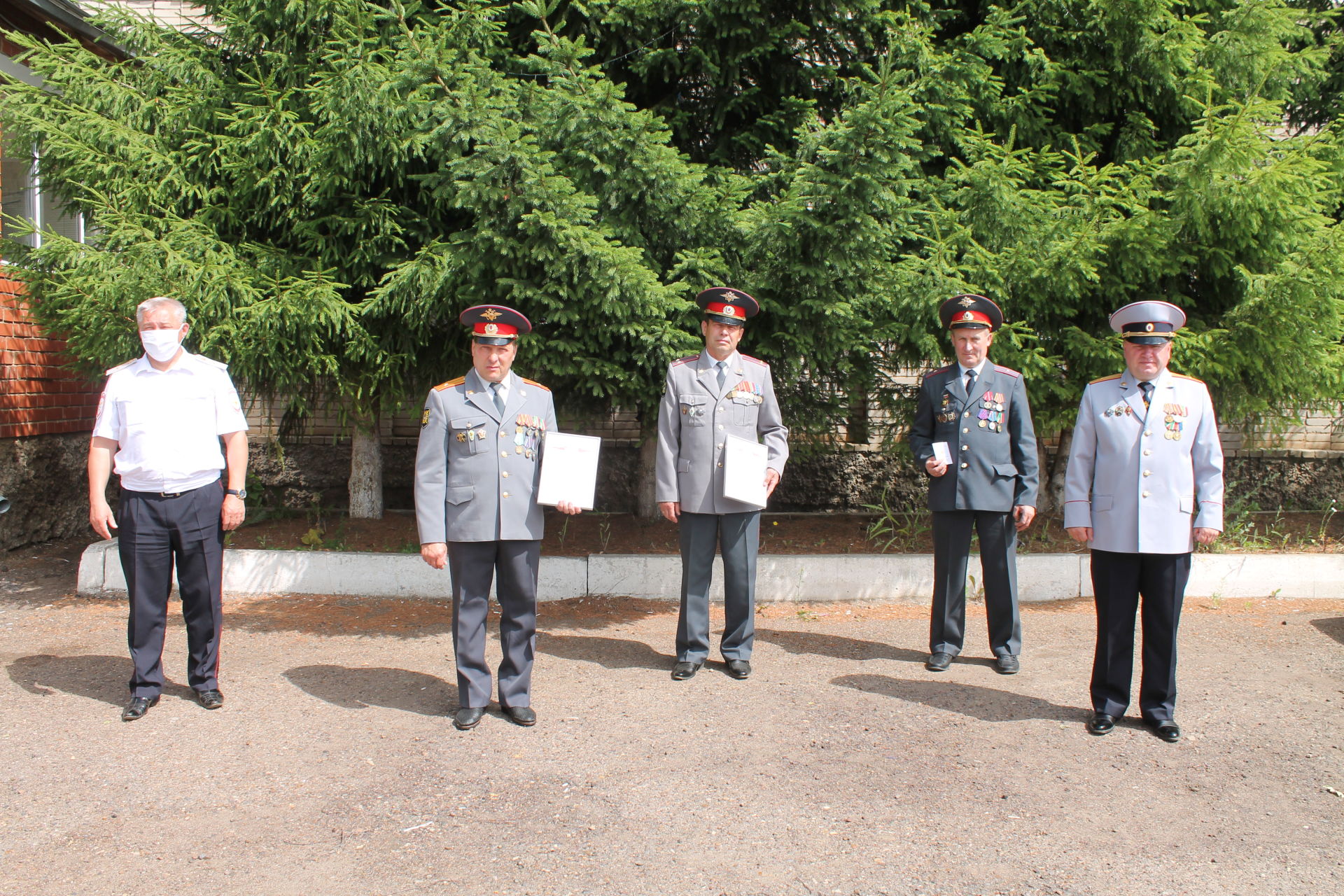 Дети в оригинальной форме поздравили сотрудников чистопольской Госавтоинспекции