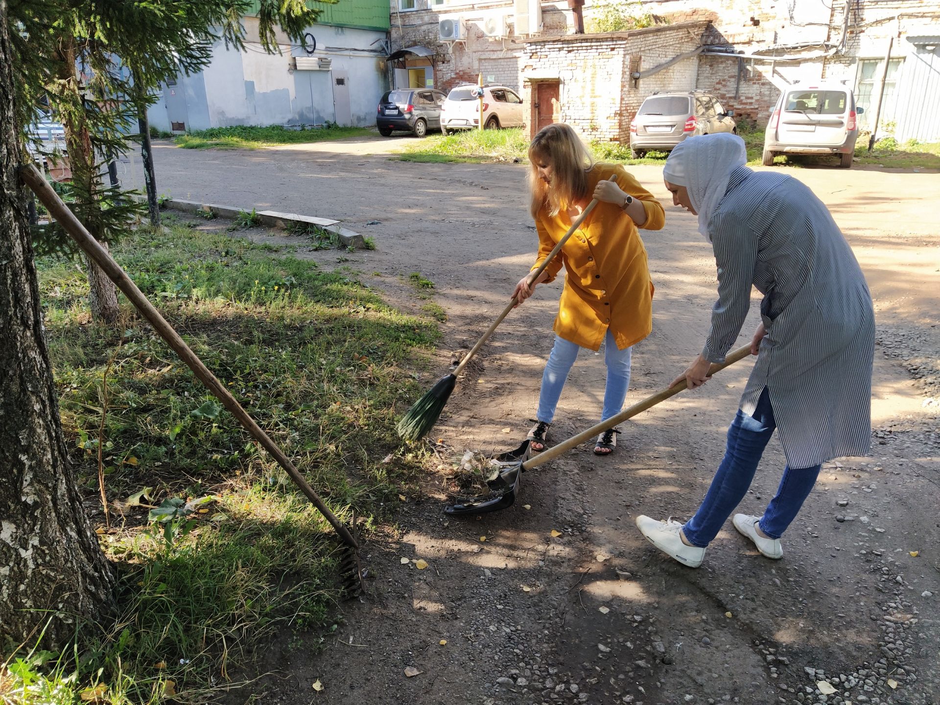 Коллектив «Чистопольских известий» присоединился к уборке города