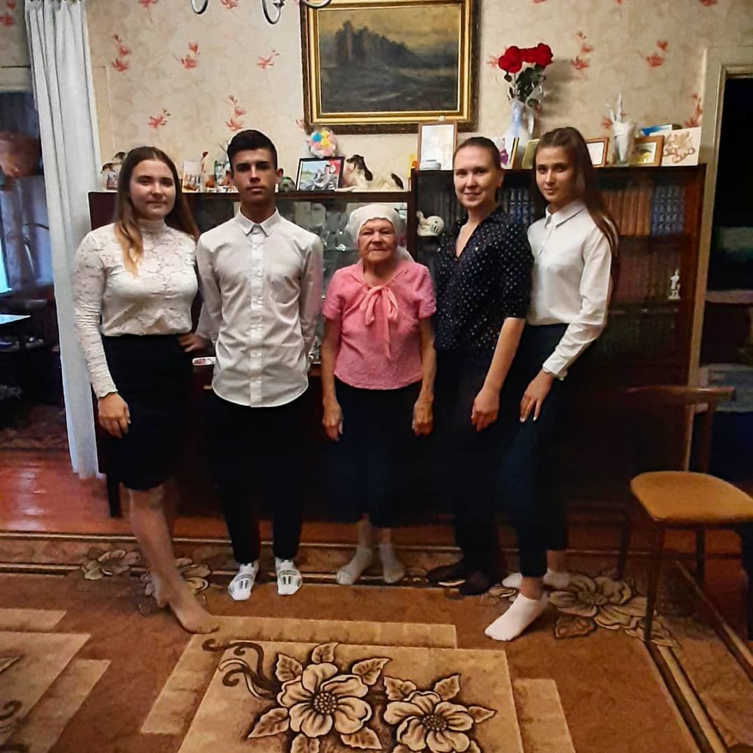 Чистопольские школьники помогли по хозяйству ветерану педагогического труда