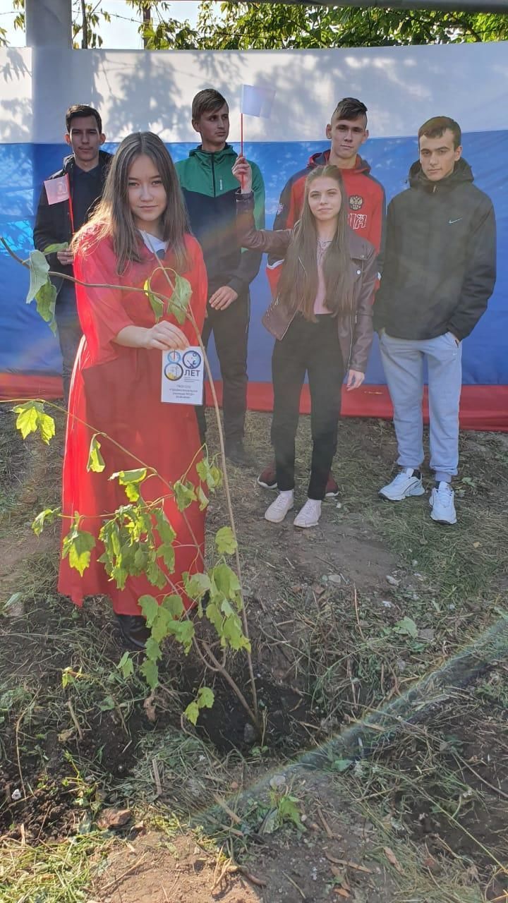 Чистопольские студенты высадили деревья на территории своего учебного заведения
