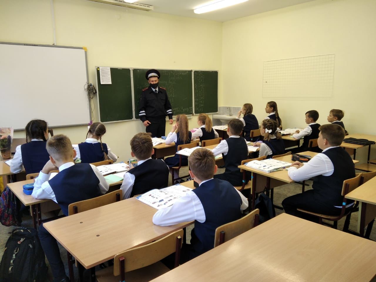 Чистопольским школьникам напомнили о безопасном поведении на дорогах