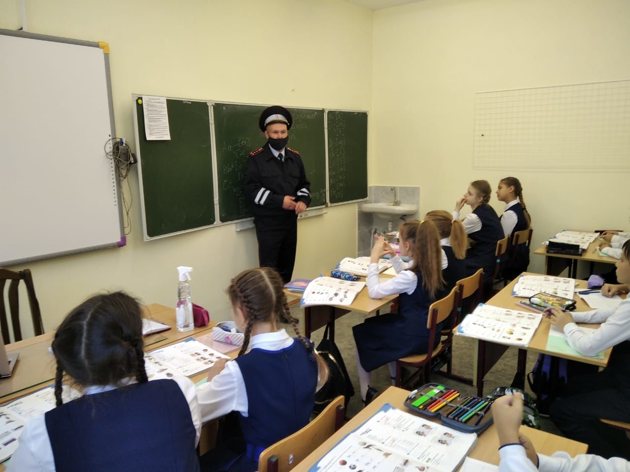 Чистопольским школьникам напомнили о безопасном поведении на дорогах