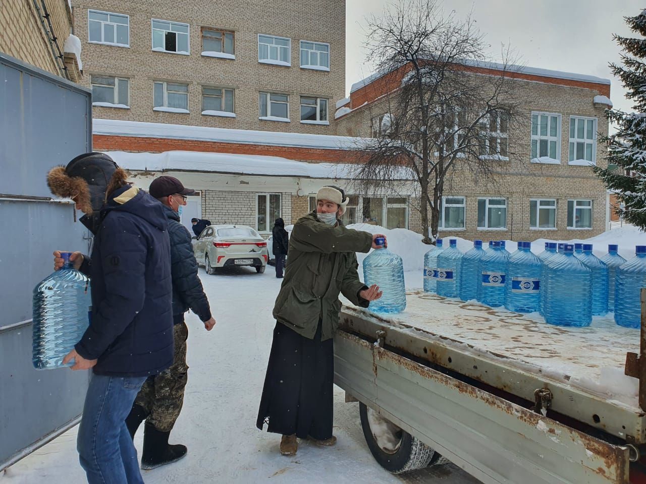Верующие передали временному инфекционному госпиталю Чистополя почти 1000 литров питьевой воды