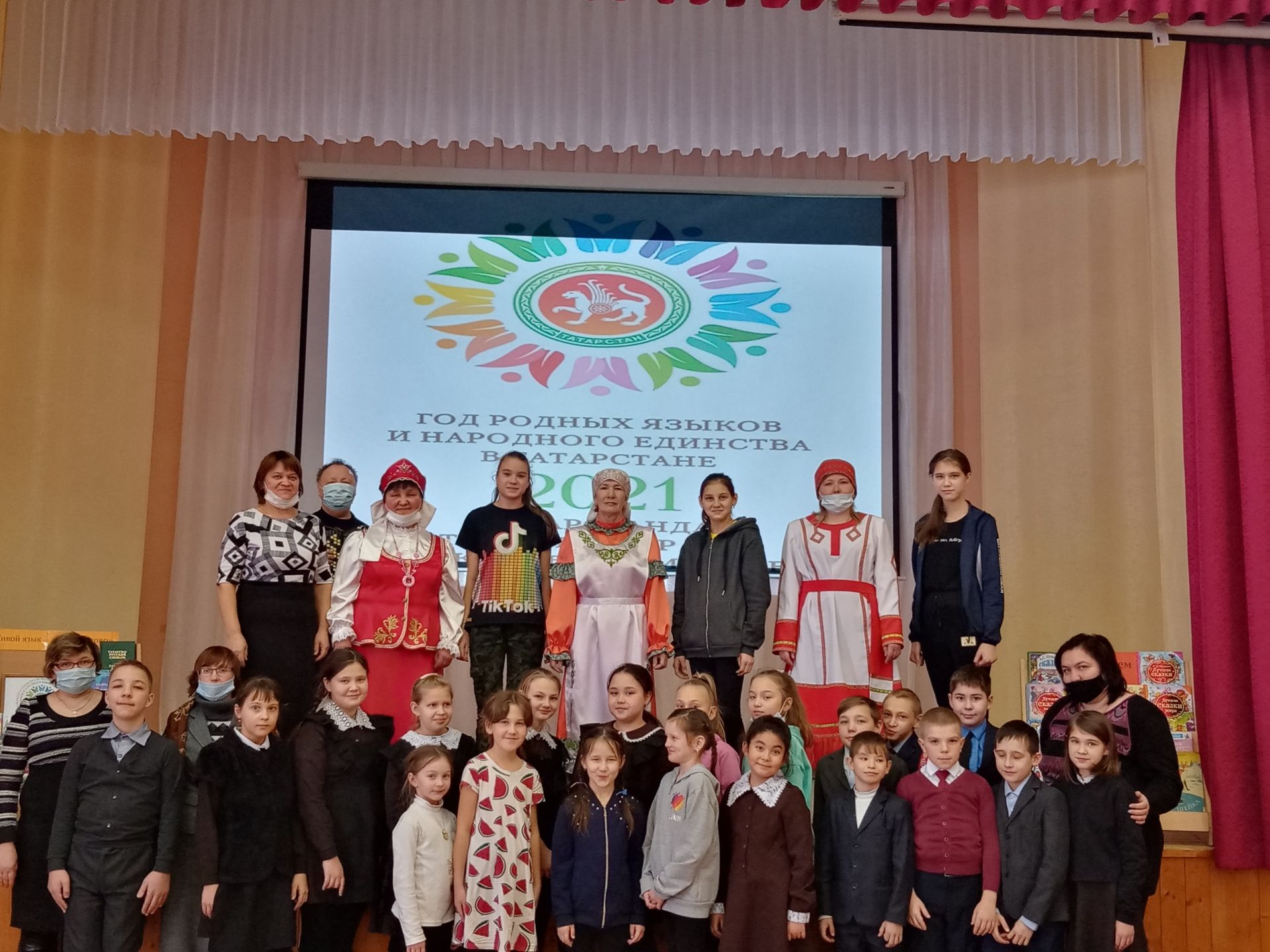 В селе Чистопольского района дети и взрослые хором исполнили песни на трех языках