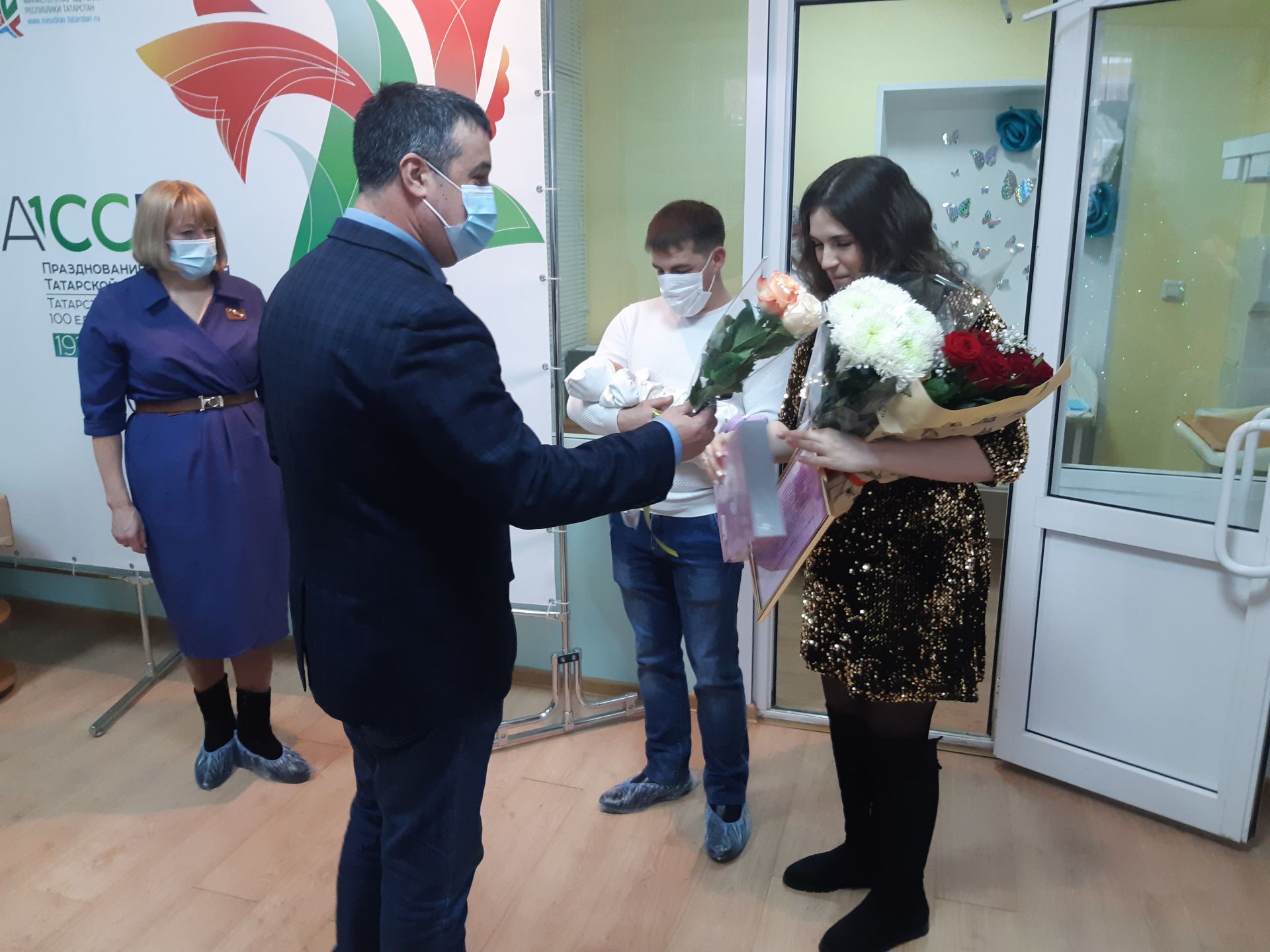 В Чистопольском роддоме выписали первую девочку, рожденную в 2021 году (Фоторепортаж)