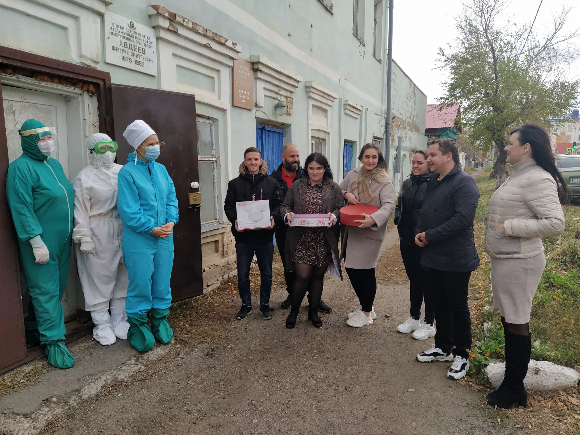 Участники фестиваля «Безнен заман» передали подарки сотрудникам провизорного госпиталя Чистополя