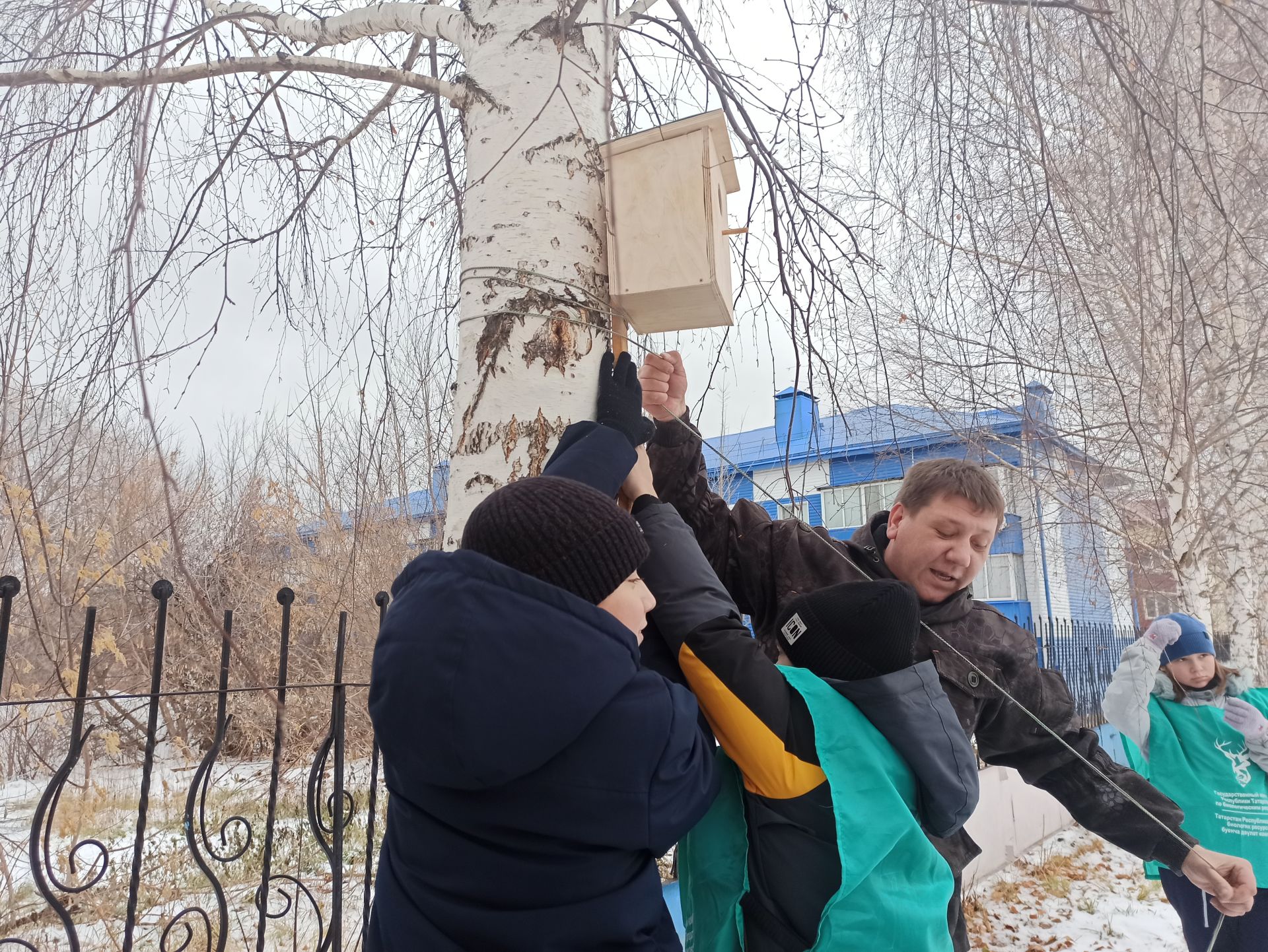 Юные чистопольцы обустроили во дворе школы «столовую» для птиц (фоторепортаж)