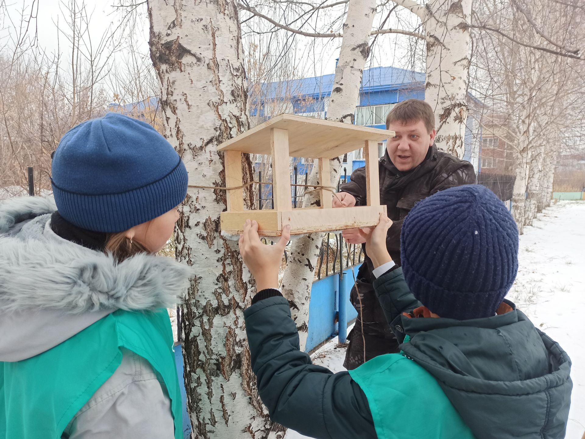 Юные чистопольцы обустроили во дворе школы «столовую» для птиц (фоторепортаж)