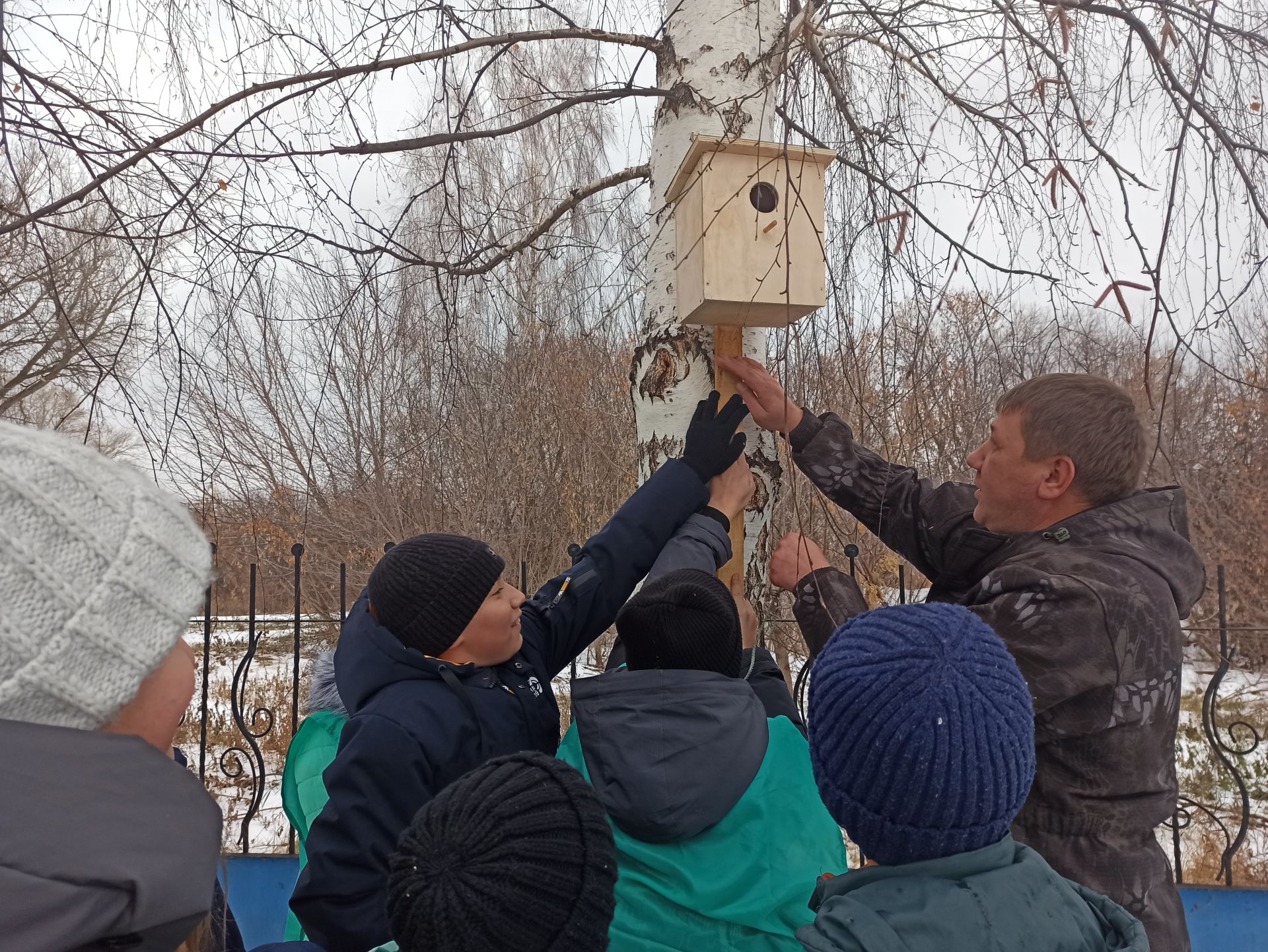 Юные чистопольцы обустроили во дворе школы «столовую» для птиц (фоторепортаж)